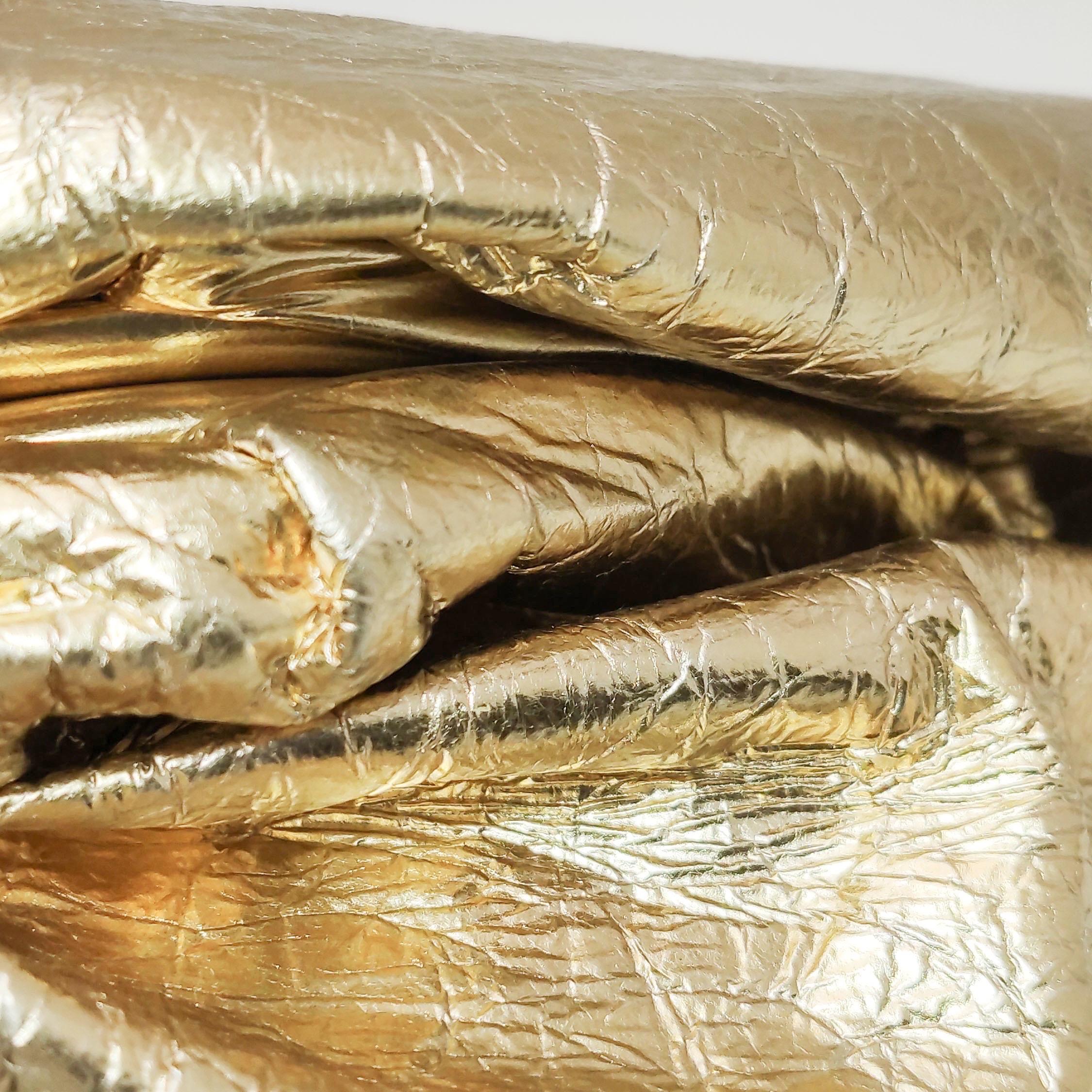 Bottega Veneta - Large pochette en cuir froissé or métallisé en vente 7