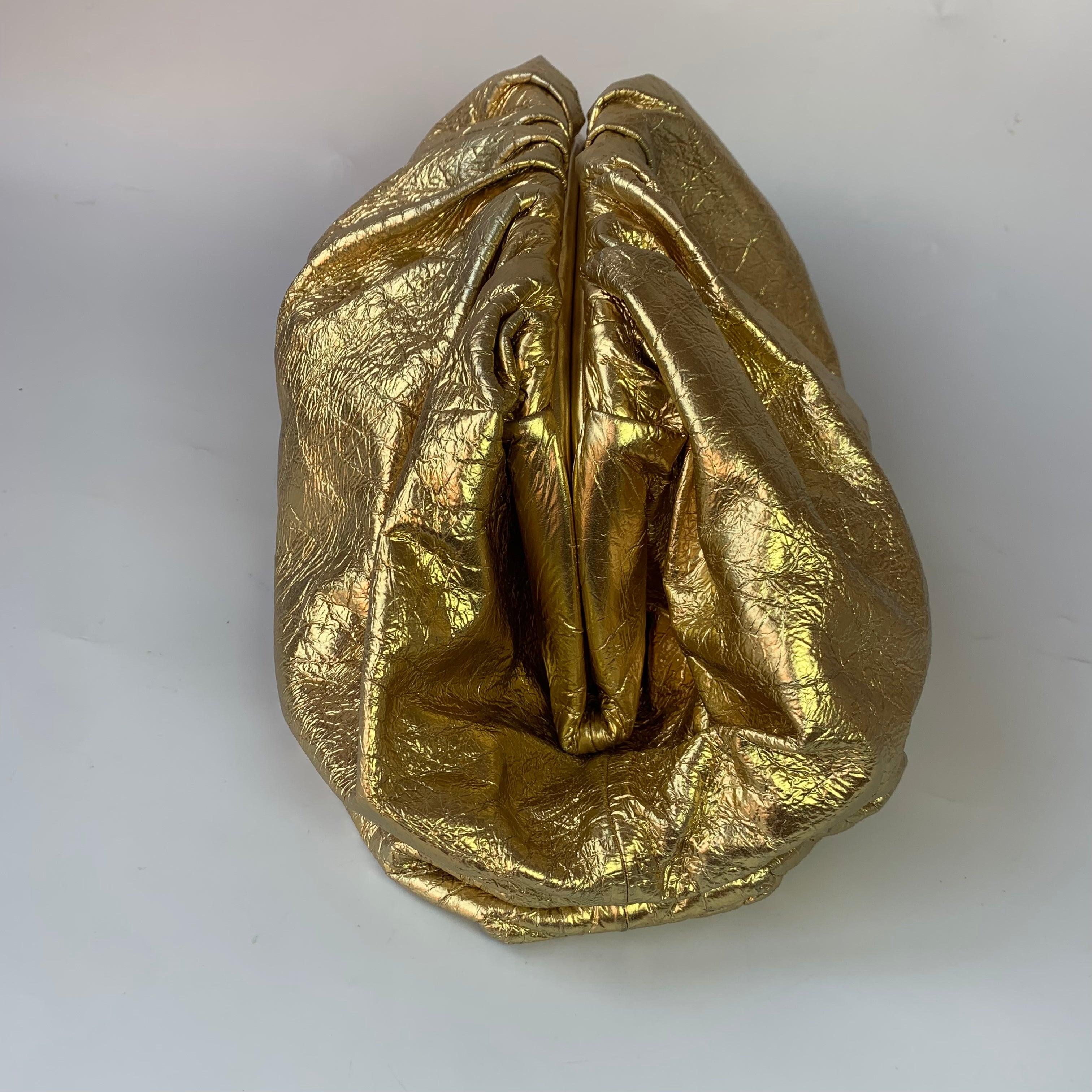 Bottega Veneta Pouch Large Metallic Gold Wrinkled Leather For Sale 9