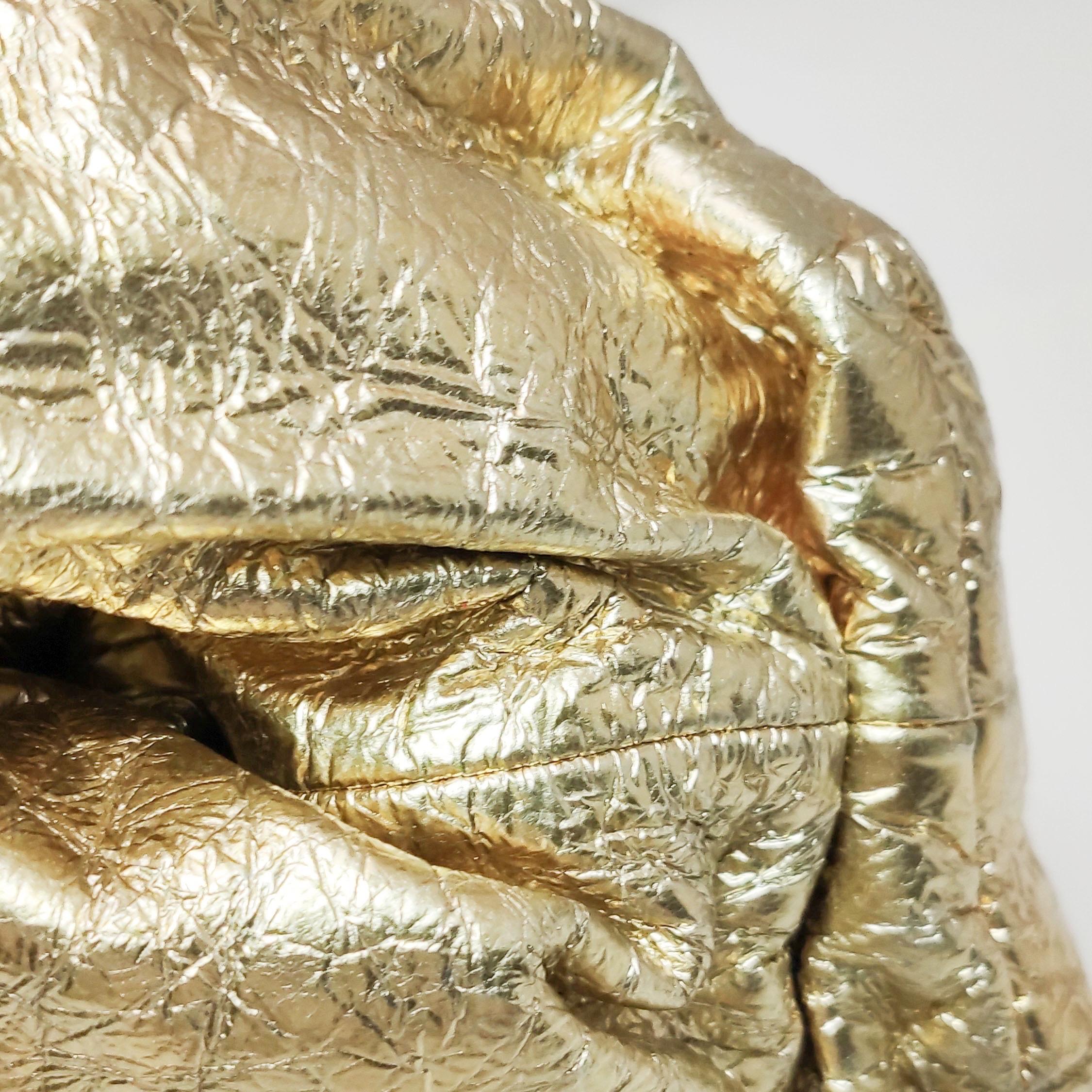 Bottega Veneta - Large pochette en cuir froissé or métallisé en vente 8