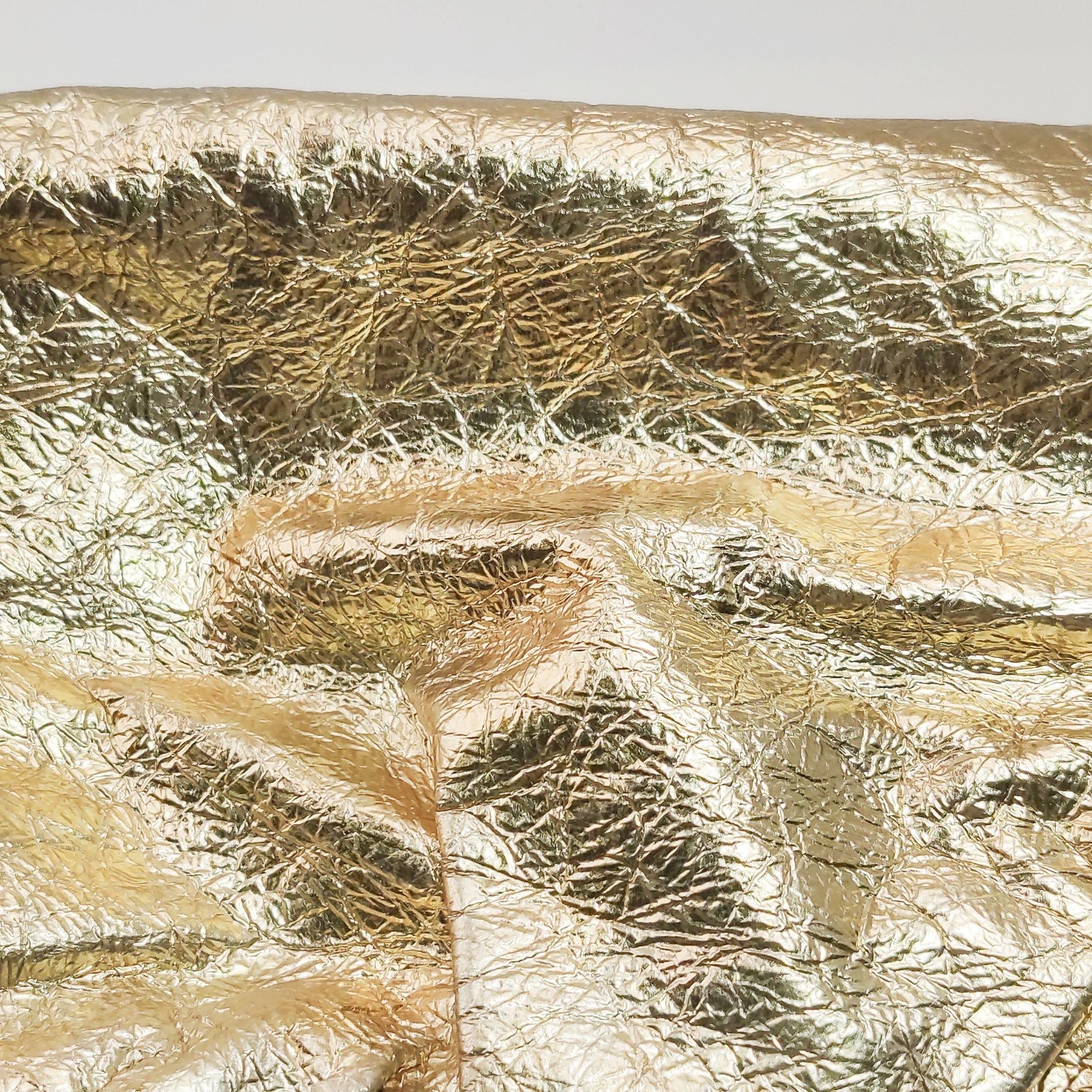 Bottega Veneta - Large pochette en cuir froissé or métallisé en vente 9