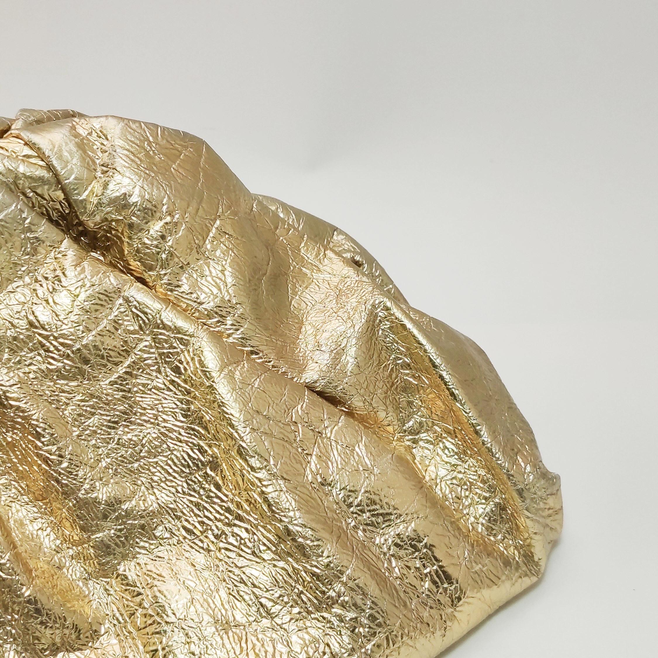 Bottega Veneta - Large pochette en cuir froissé or métallisé en vente 10