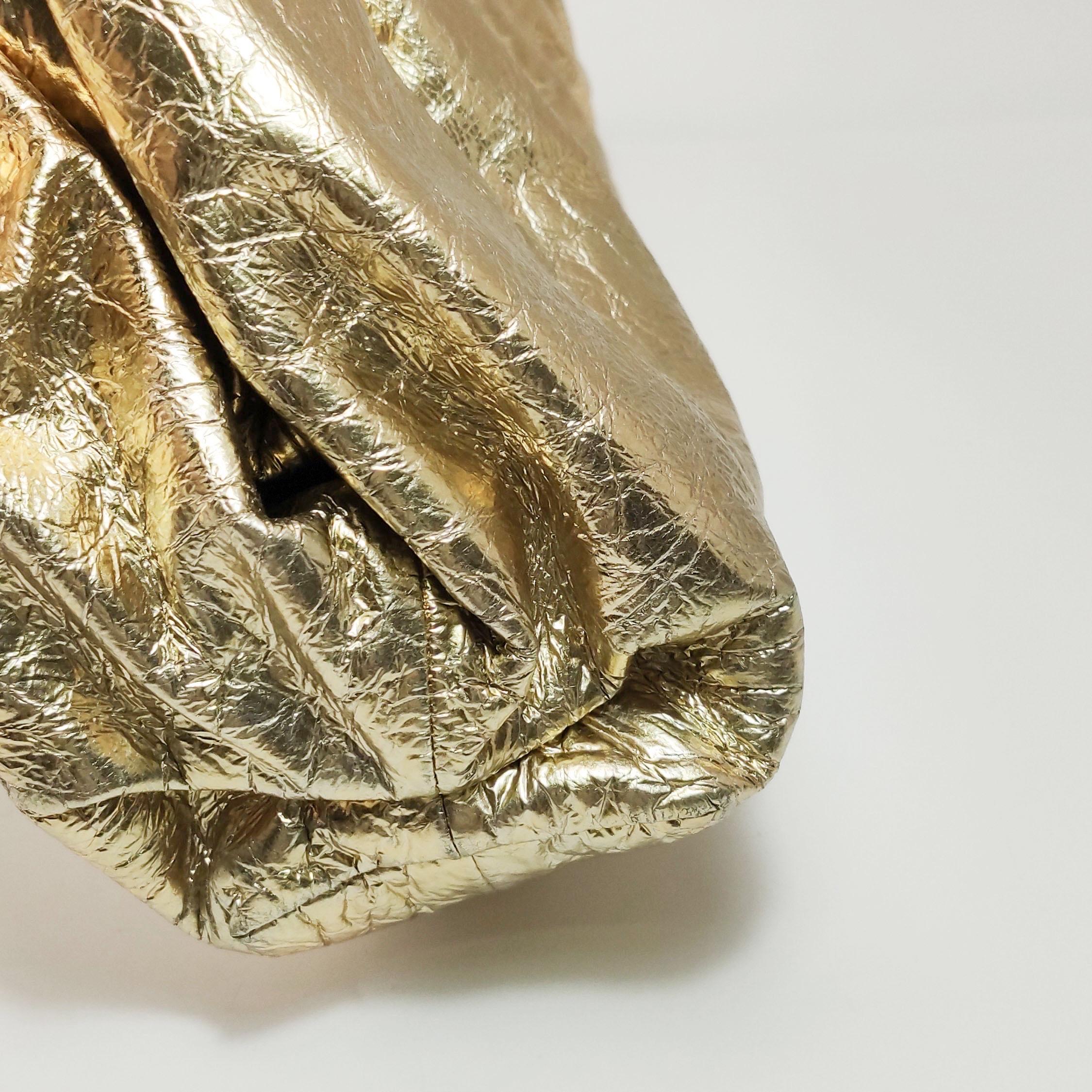 Bottega Veneta - Large pochette en cuir froissé or métallisé en vente 11