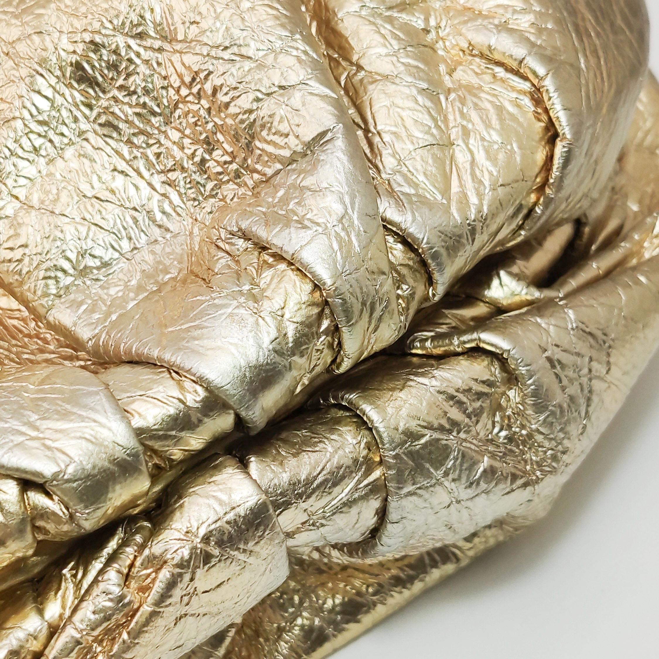 Bottega Veneta - Large pochette en cuir froissé or métallisé en vente 12