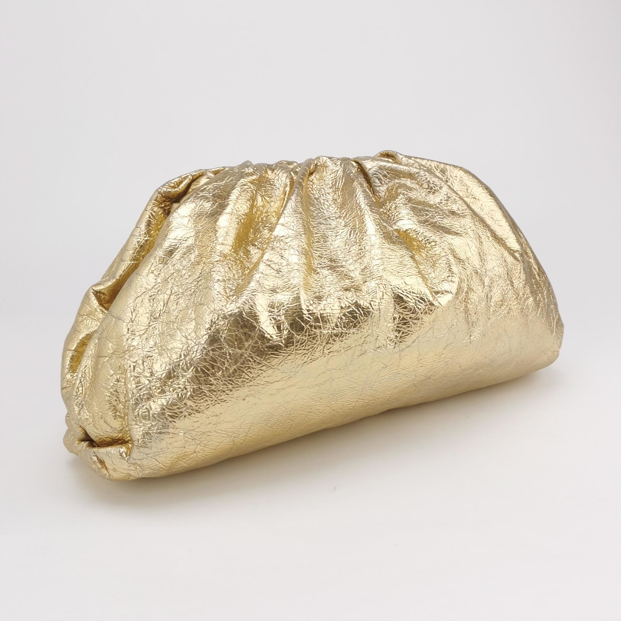 Or Bottega Veneta - Large pochette en cuir froissé or métallisé en vente