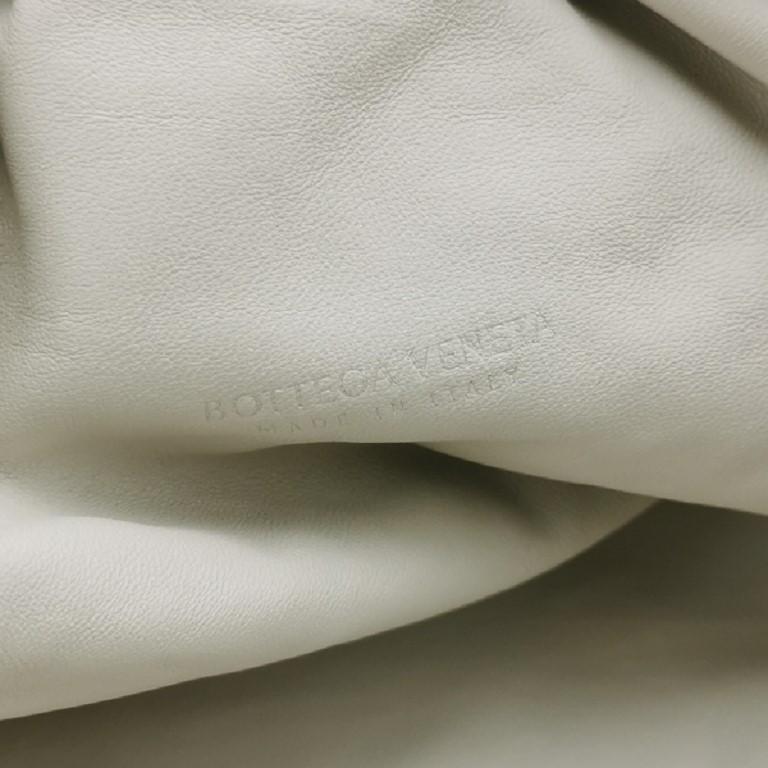 Bottega Veneta Pouch Large Metallic Gold Wrinkled Leather In Excellent Condition For Sale In AUBERVILLIERS, FR