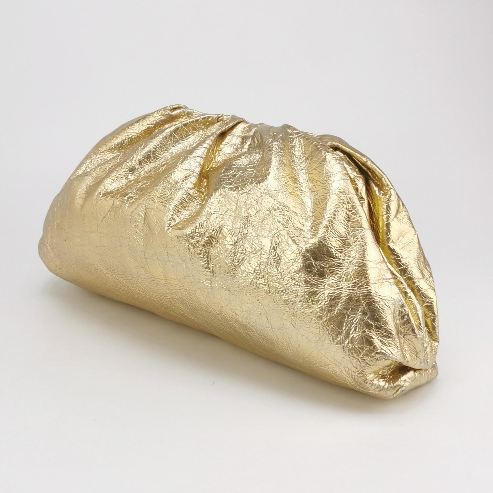 Bottega Veneta - Large pochette en cuir froissé or métallisé Excellent état - En vente à AUBERVILLIERS, FR