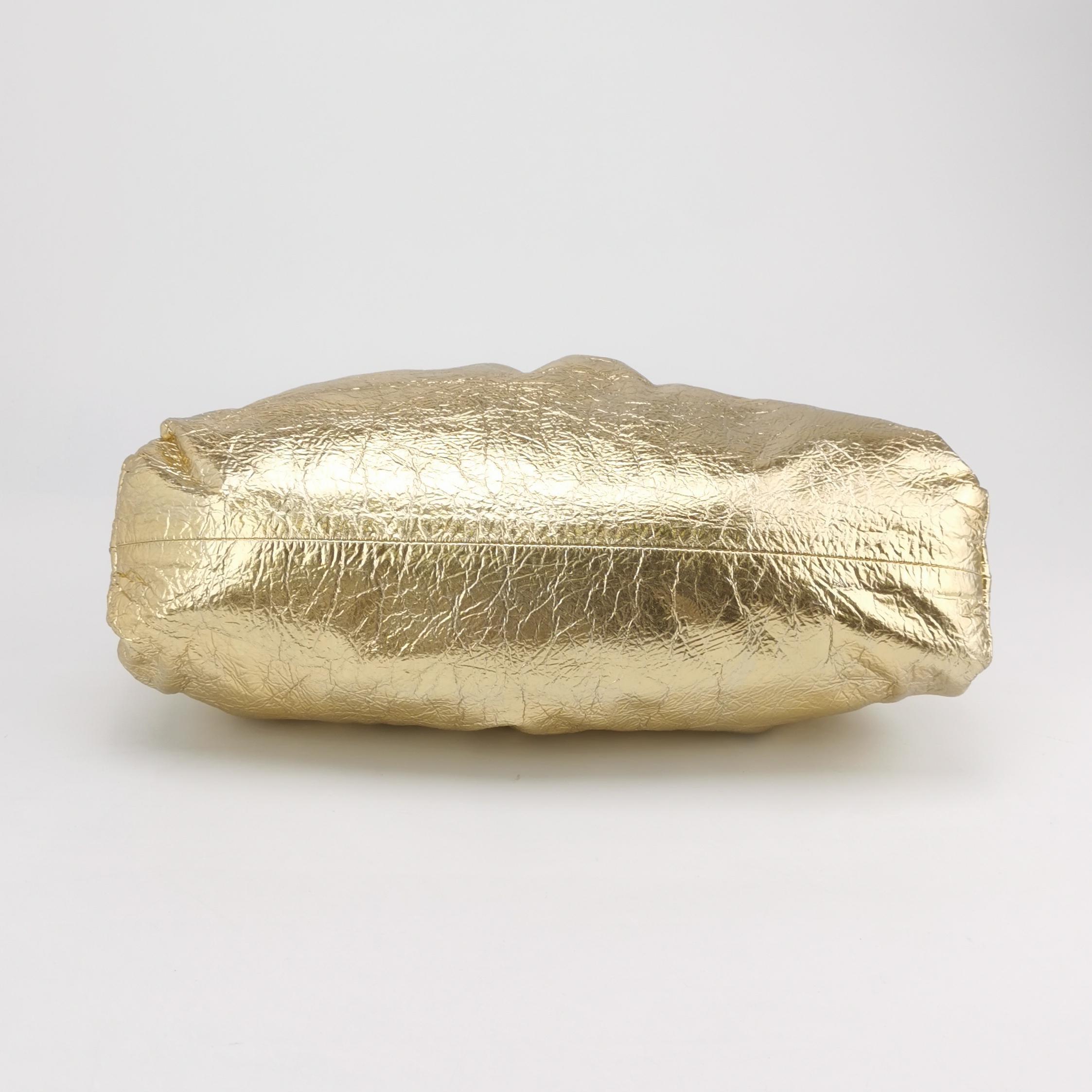 Bottega Veneta - Large pochette en cuir froissé or métallisé Pour femmes en vente