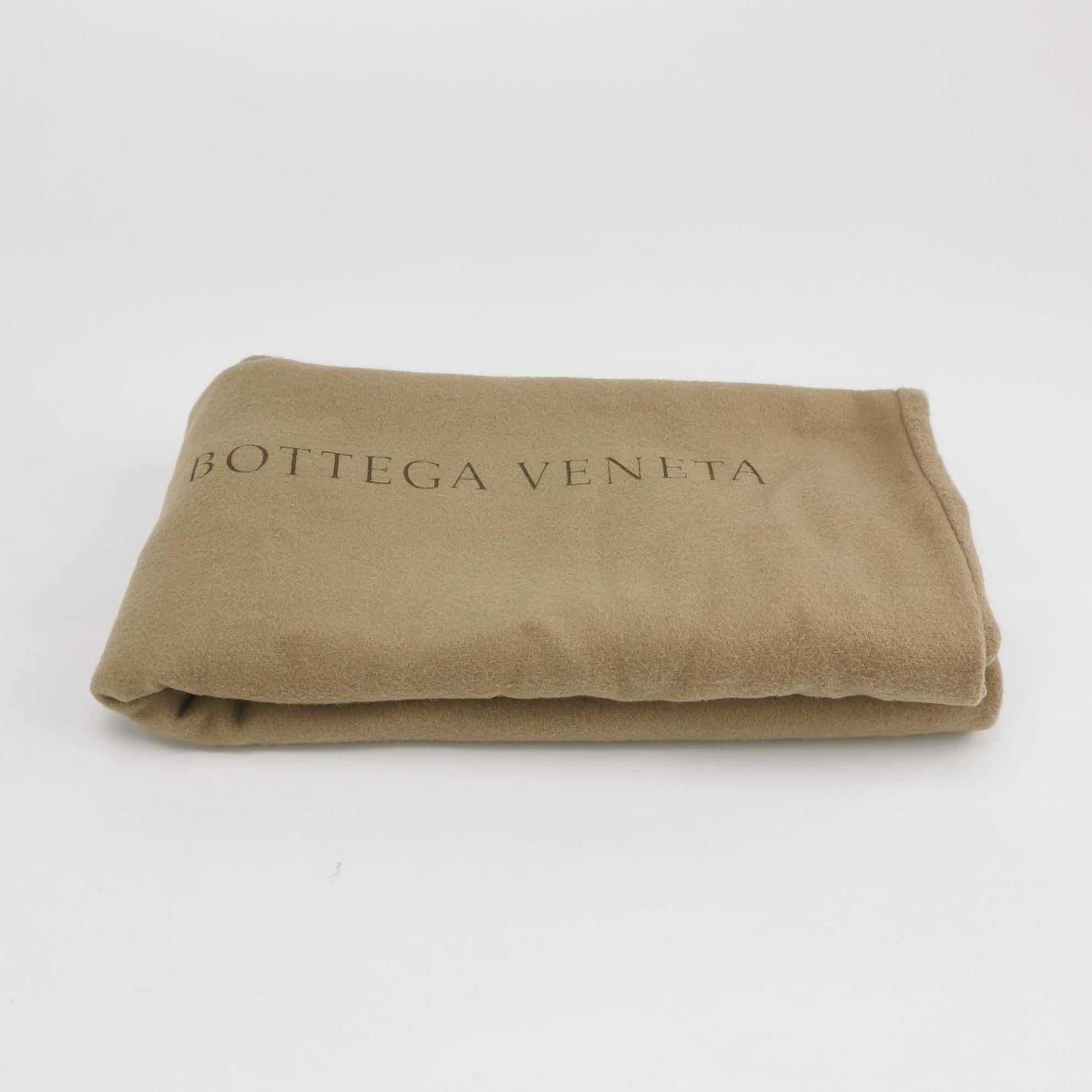 Bottega Veneta - Large pochette en cuir froissé or métallisé en vente 1