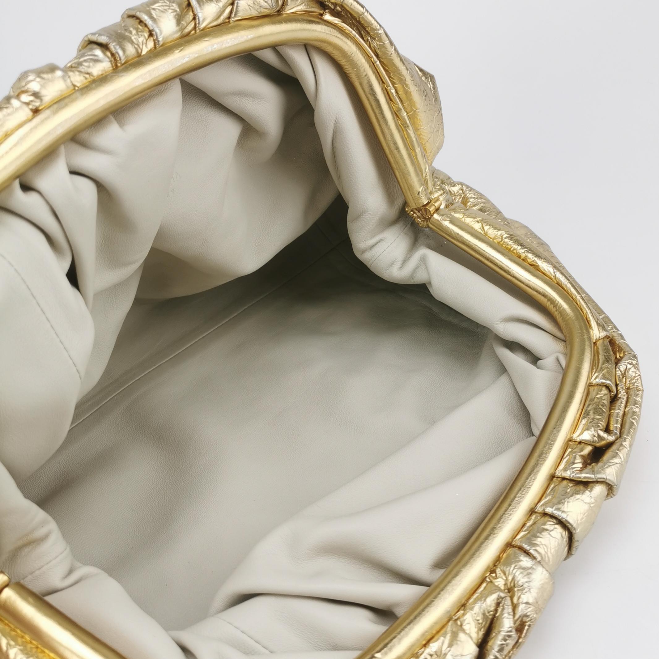 Bottega Veneta - Large pochette en cuir froissé or métallisé en vente 3