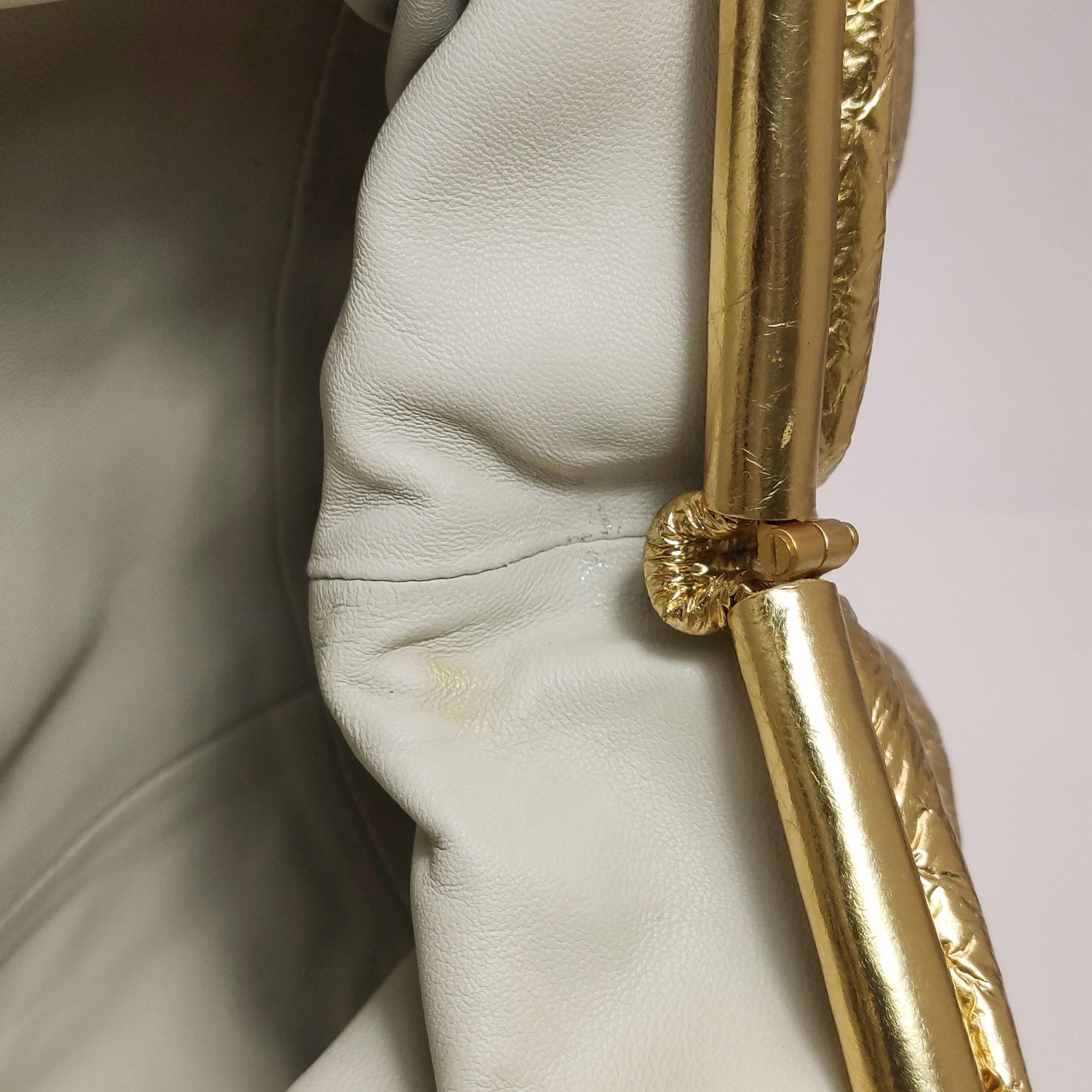 Bottega Veneta - Large pochette en cuir froissé or métallisé en vente 4