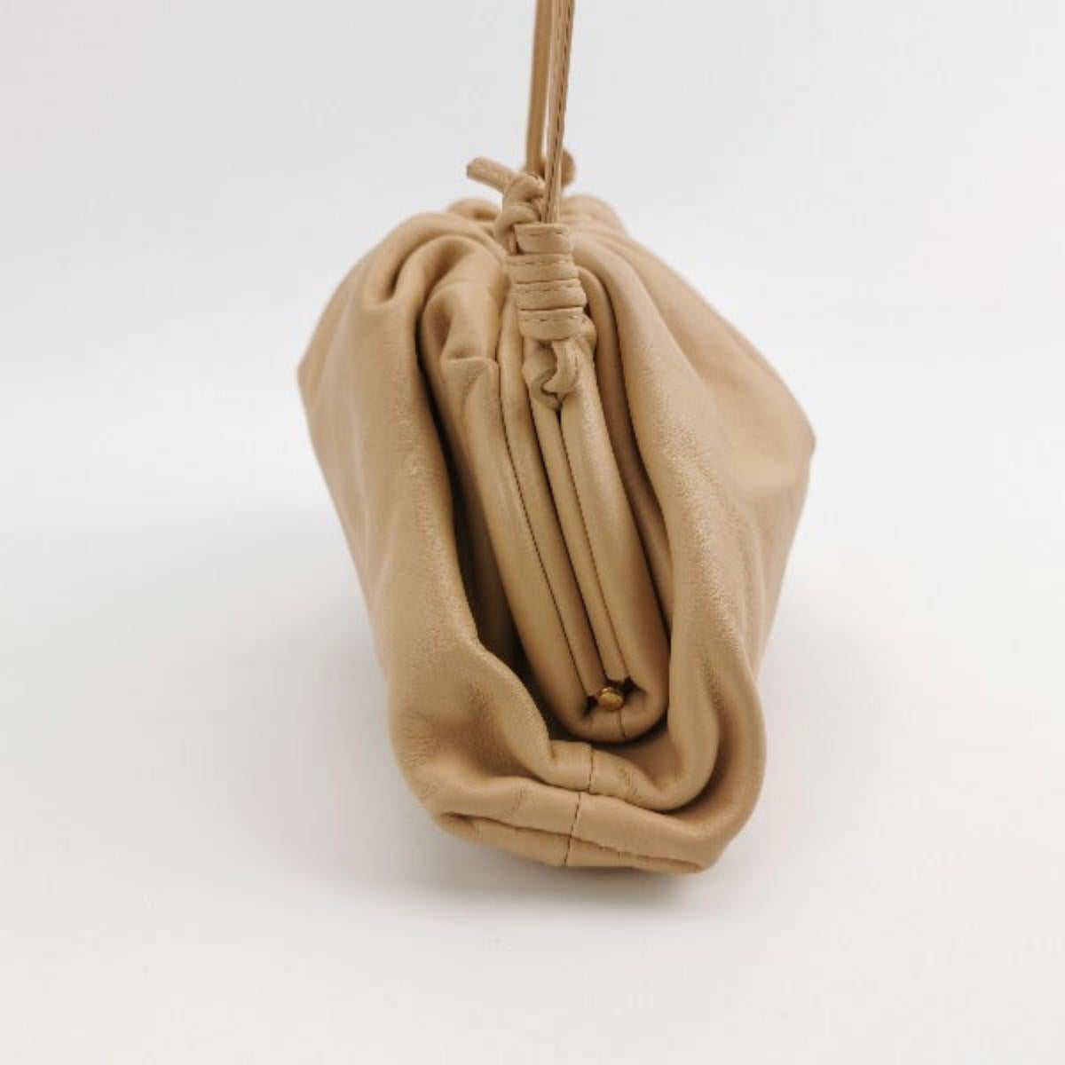 Bottega Veneta Pouch Mini Beige Leather In Good Condition For Sale In AUBERVILLIERS, FR