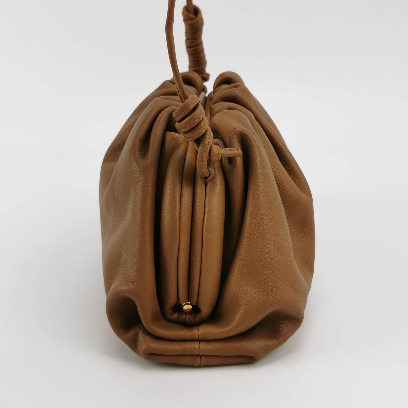 Bottega Veneta Pouch Mini Brown Leather In Good Condition For Sale In AUBERVILLIERS, FR