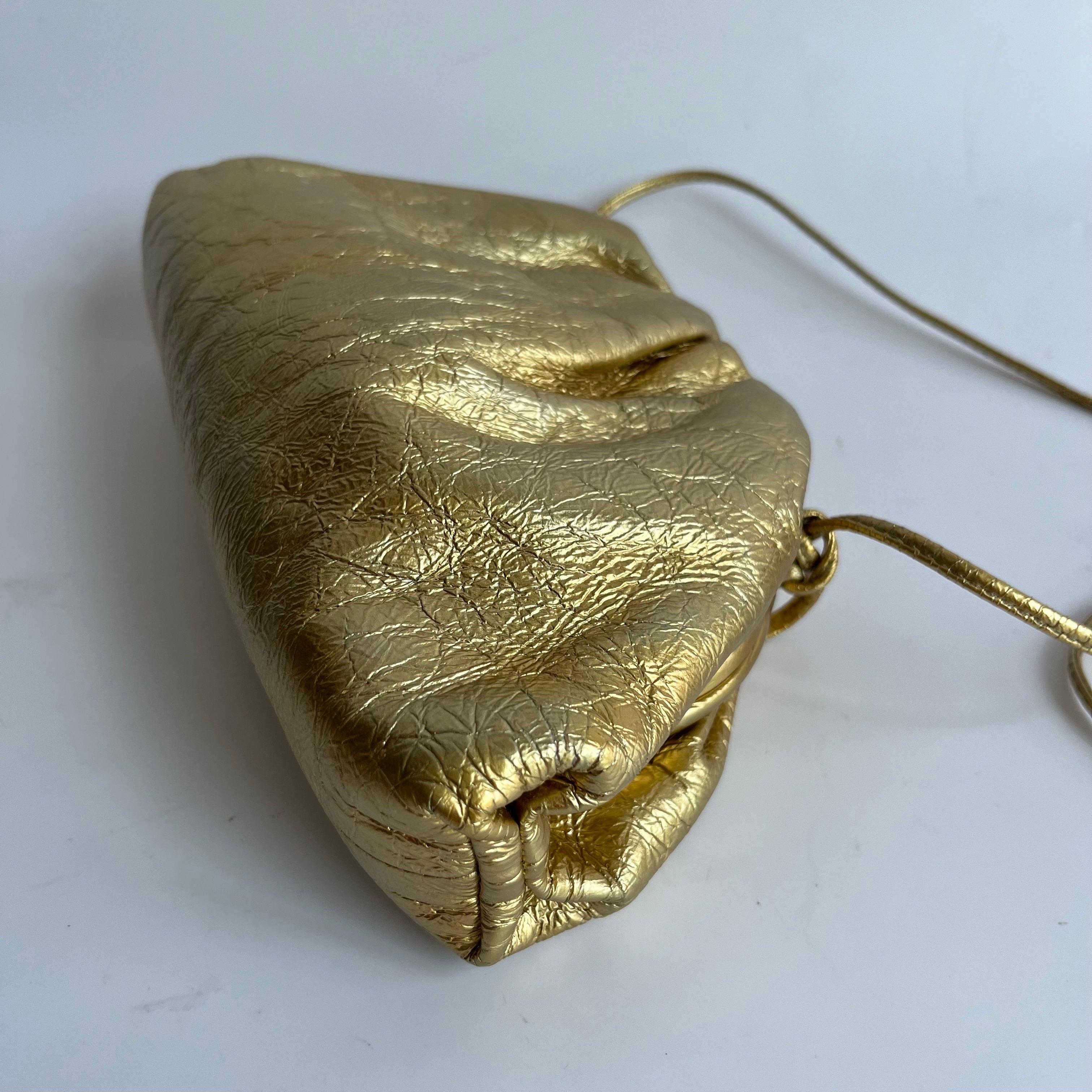 Bottega Veneta Pouch Mini Umhängetasche aus goldenem Lammfell und Leder im Angebot 5