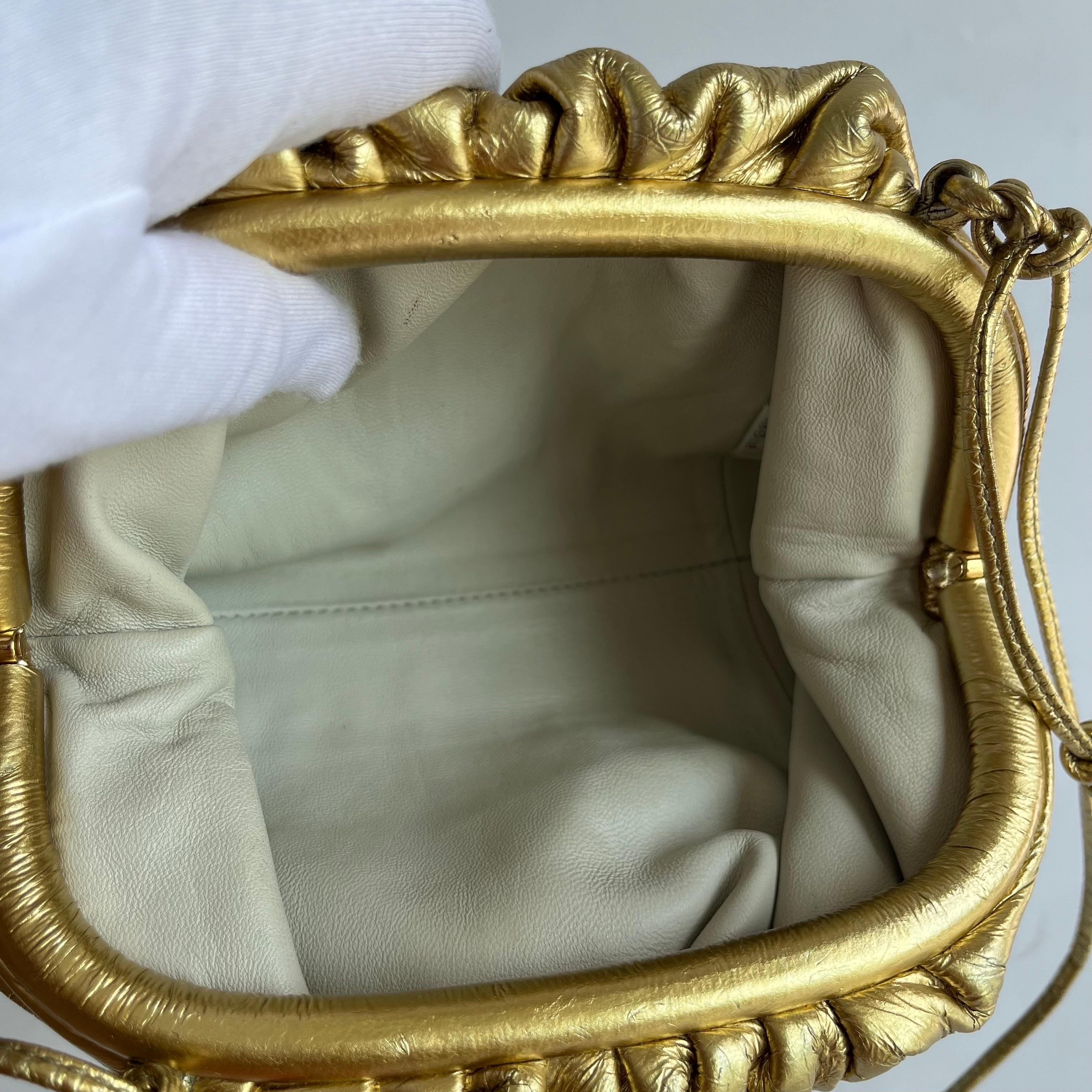 Bottega Veneta Pouch Mini Umhängetasche aus goldenem Lammfell und Leder im Angebot 8