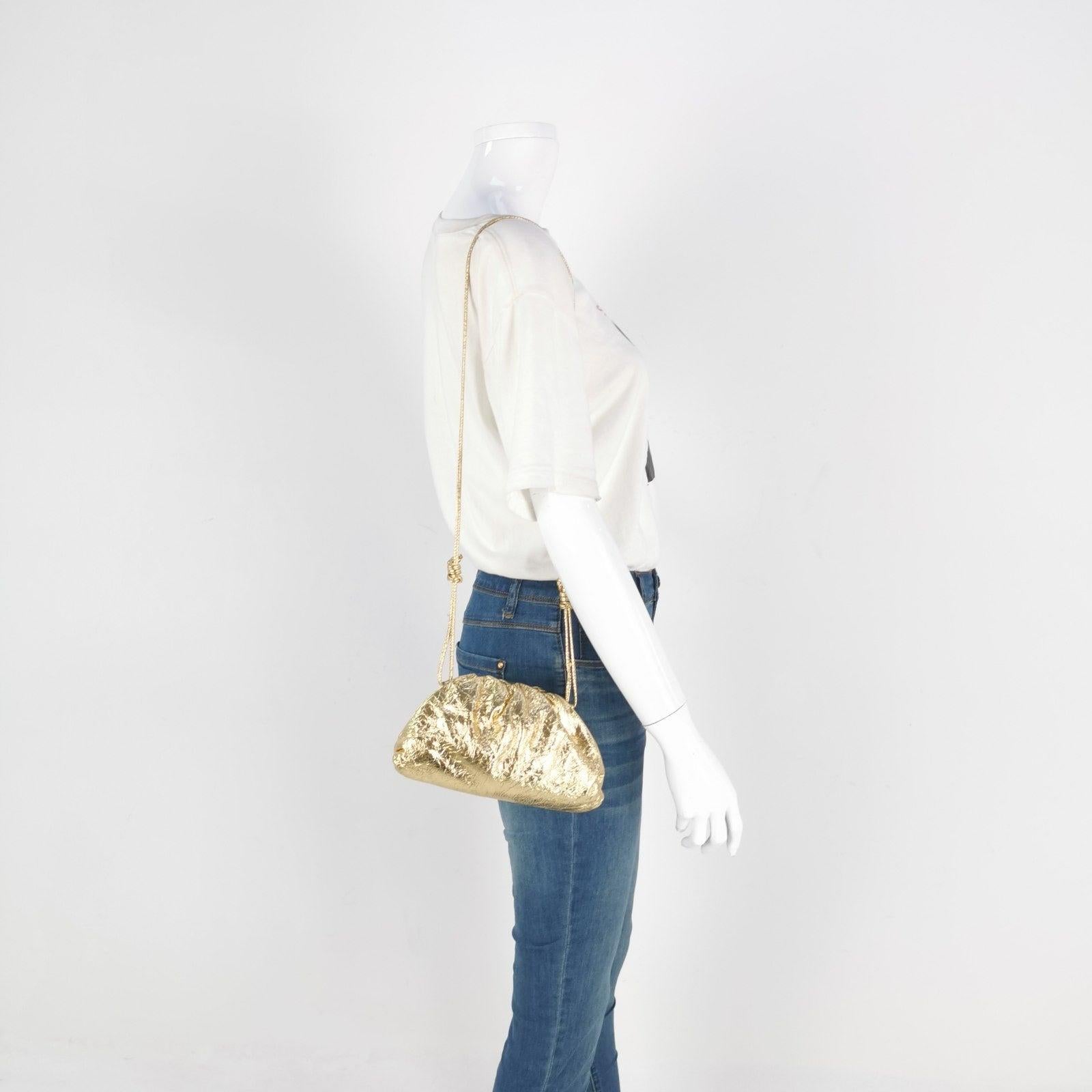 Bottega Veneta Pouch Mini Gold Lammfell Leder Crossbody Bag Dies sind professionelle Fotos der tatsächlichen Tasche von Luxbags angeboten. Entdecken Sie den raffinierten Luxus der Bottega Veneta Pouch Mini. Schwelgen Sie in ihrem stilvollen