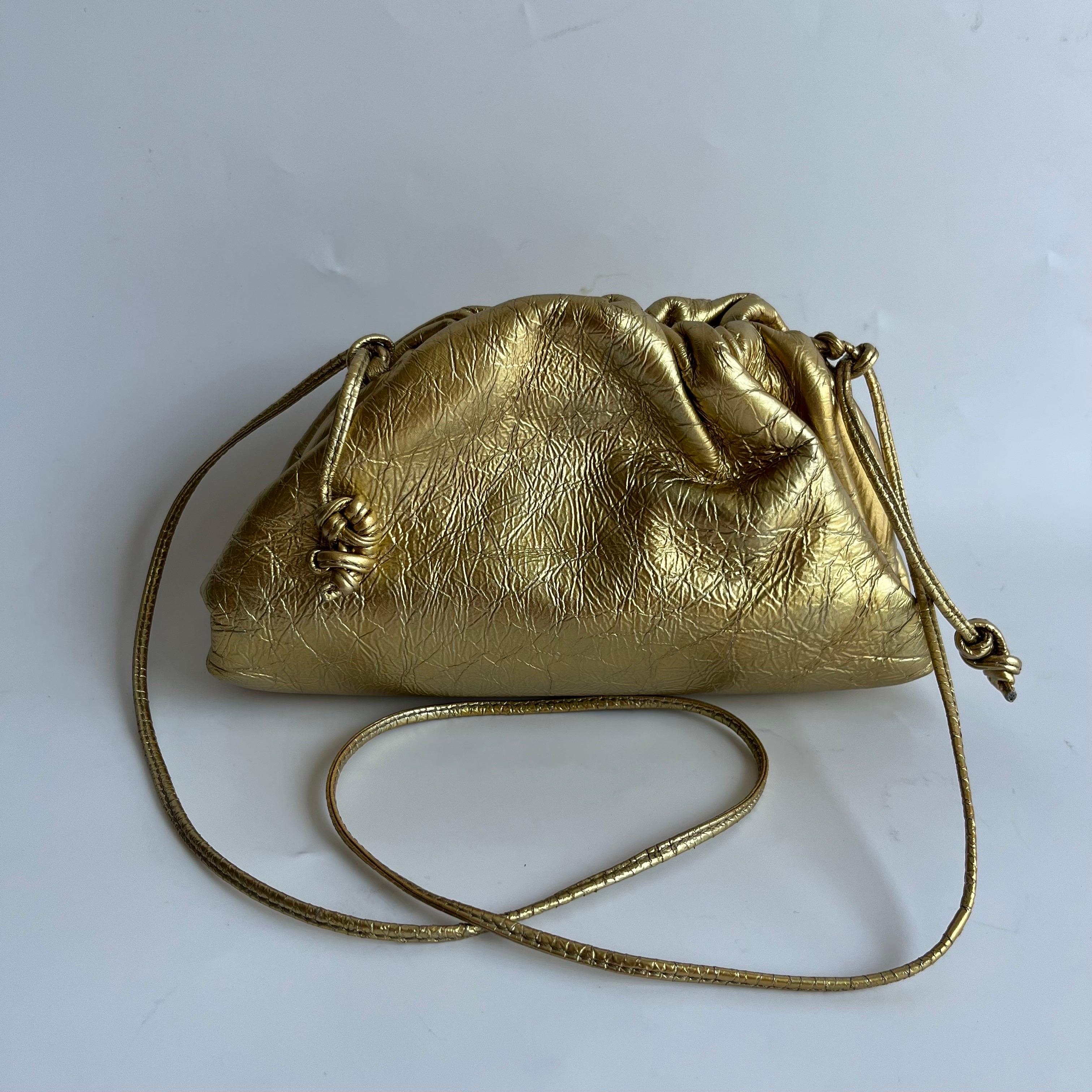 Bottega Veneta Pouch Mini Umhängetasche aus goldenem Lammfell und Leder (Gold) im Angebot