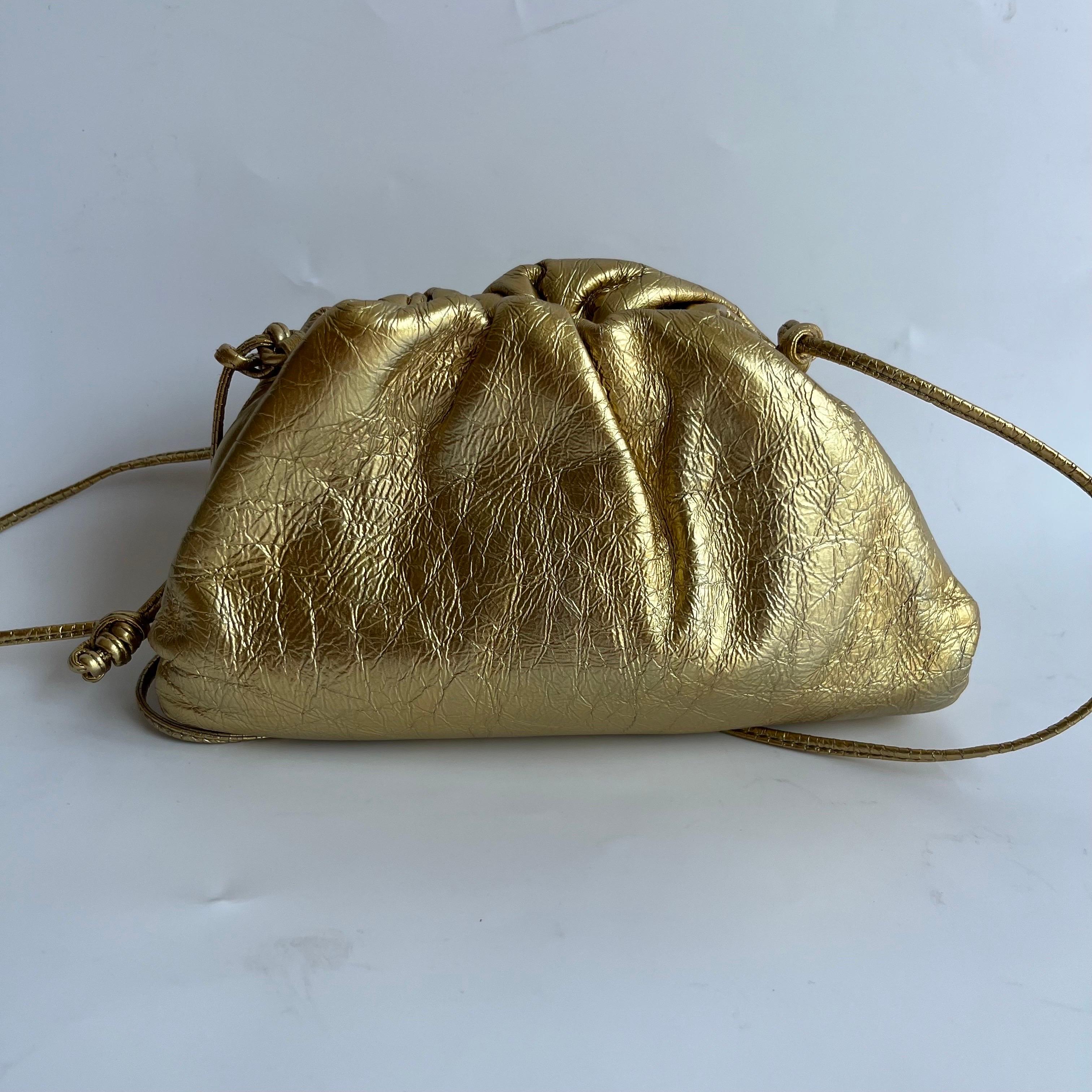 Bottega Veneta Pouch Mini Umhängetasche aus goldenem Lammfell und Leder im Zustand „Gut“ im Angebot in AUBERVILLIERS, FR