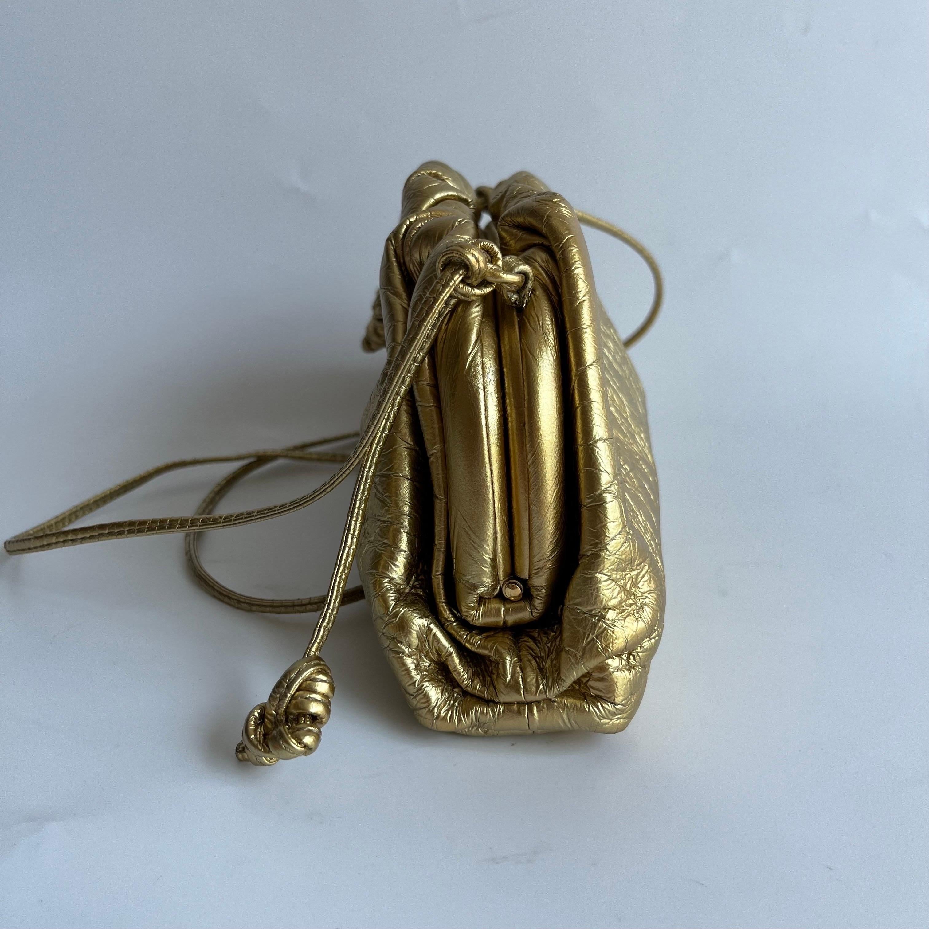 Bottega Veneta Pouch Mini Umhängetasche aus goldenem Lammfell und Leder Damen im Angebot