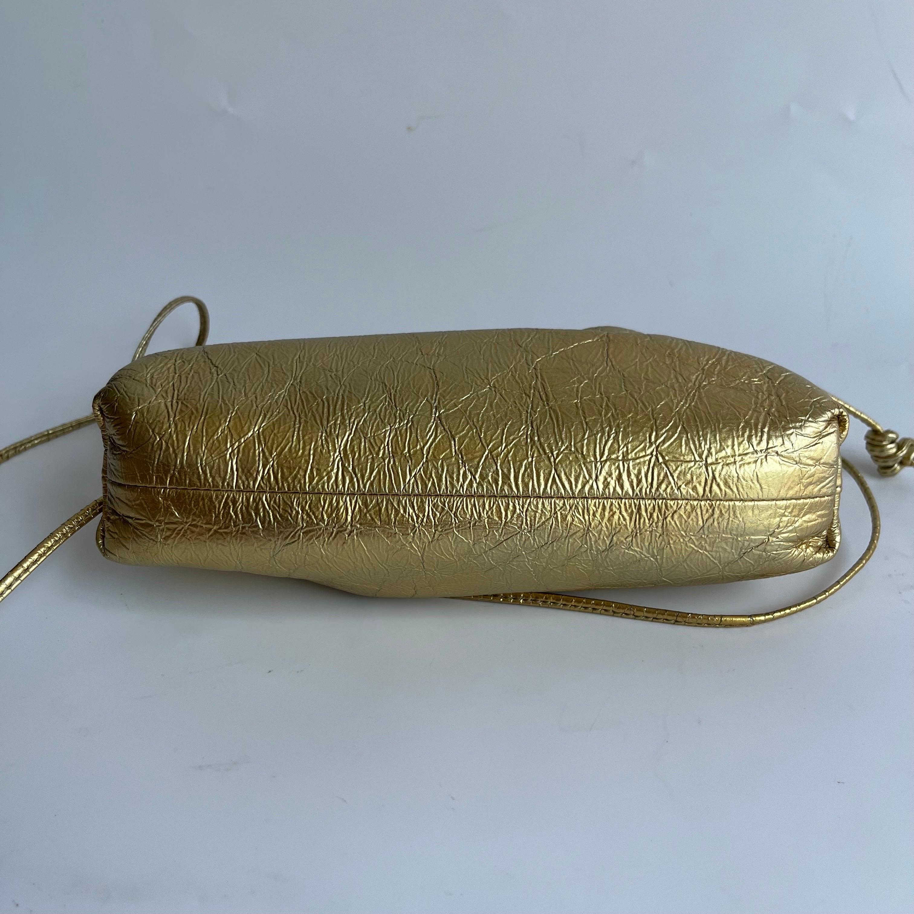Bottega Veneta Pouch Mini Umhängetasche aus goldenem Lammfell und Leder im Angebot 3