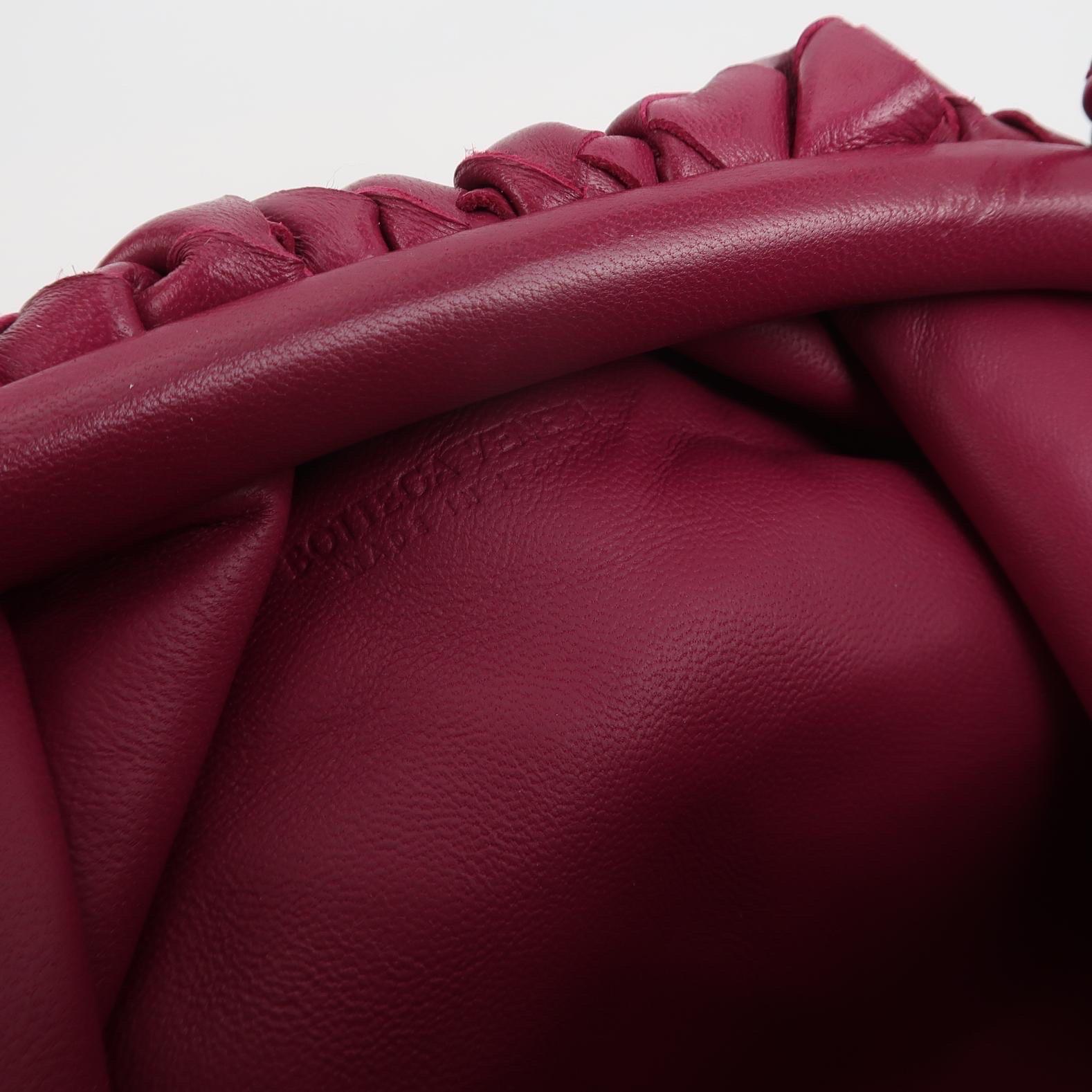 Bottega Veneta Pouch Mini Intrecciato Borgogna in pelle d'agnello Crossbody in vendita 12