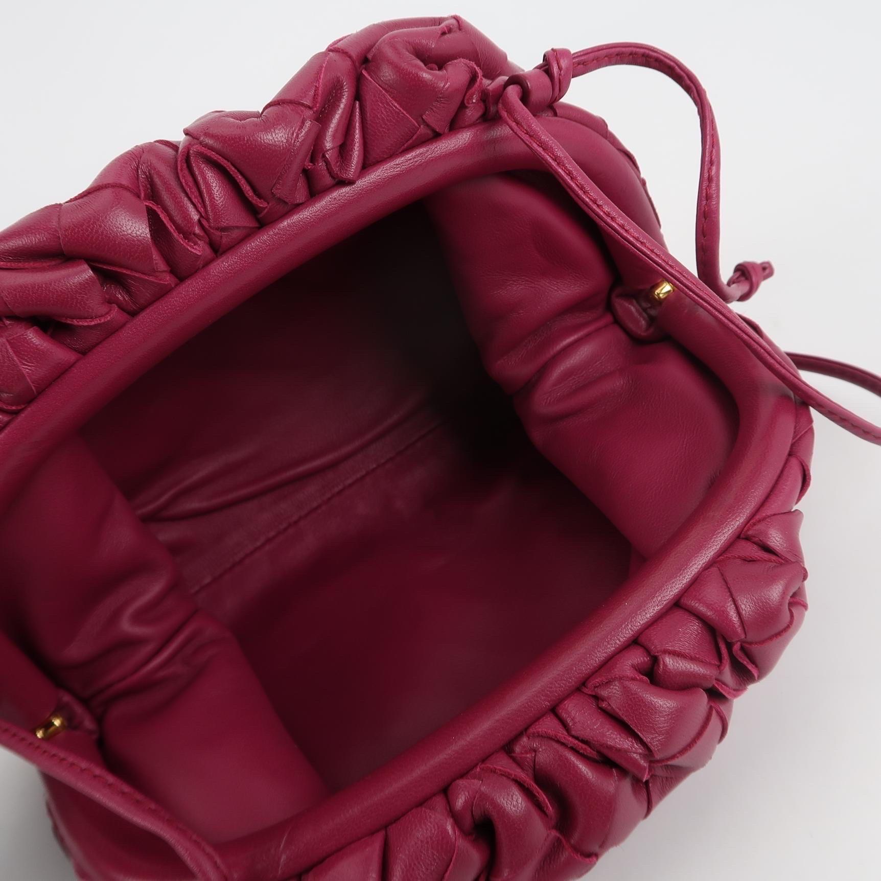 Bottega Veneta Pouch Mini Intrecciato Borgogna in pelle d'agnello Crossbody in vendita 13