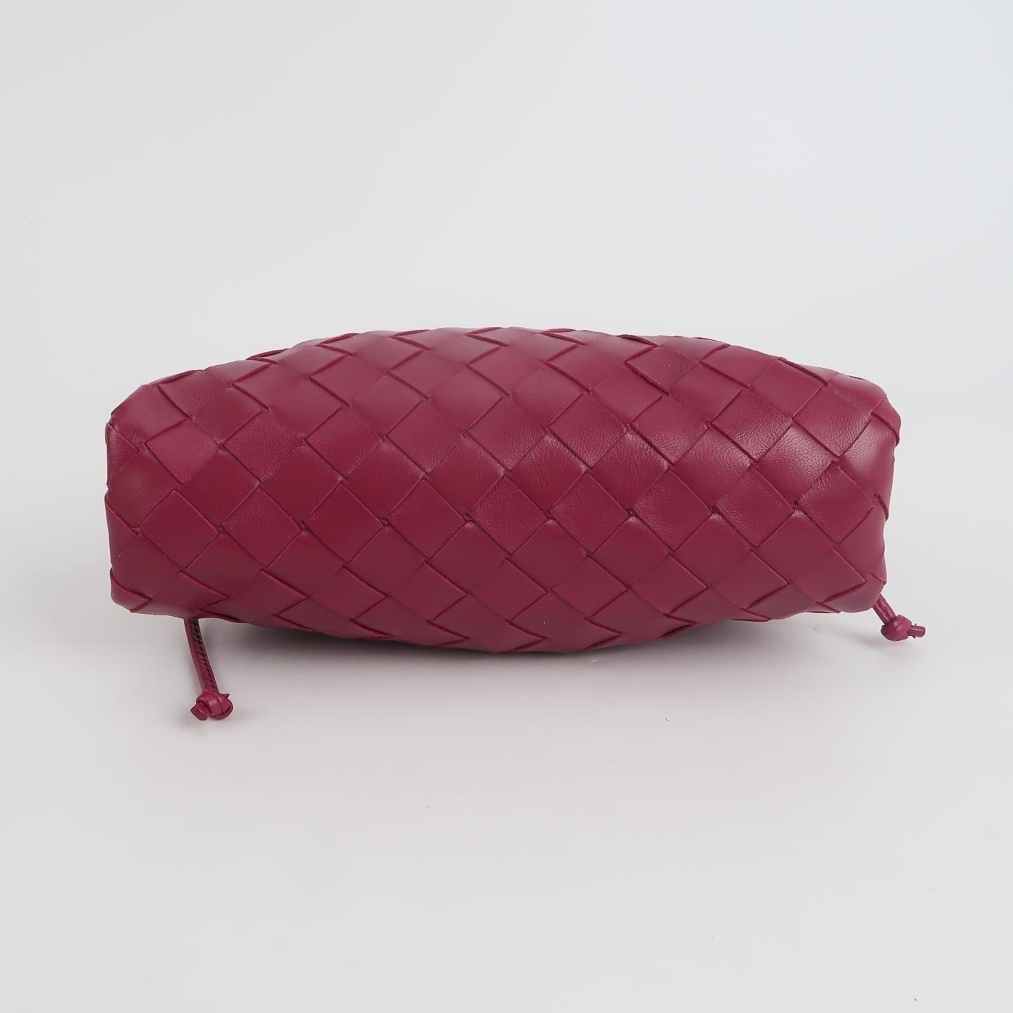 Bottega Veneta Pouch Mini Intrecciato Borgogna in pelle d'agnello Crossbody in vendita 14