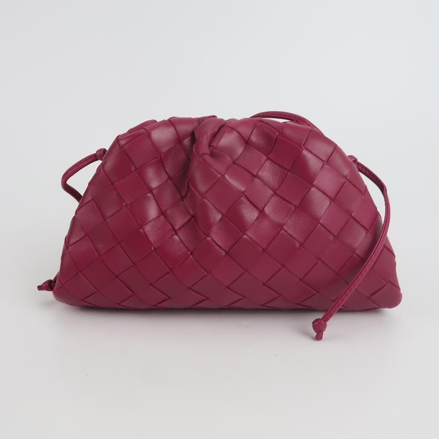 Marrone Bottega Veneta Pouch Mini Intrecciato Borgogna in pelle d'agnello Crossbody in vendita