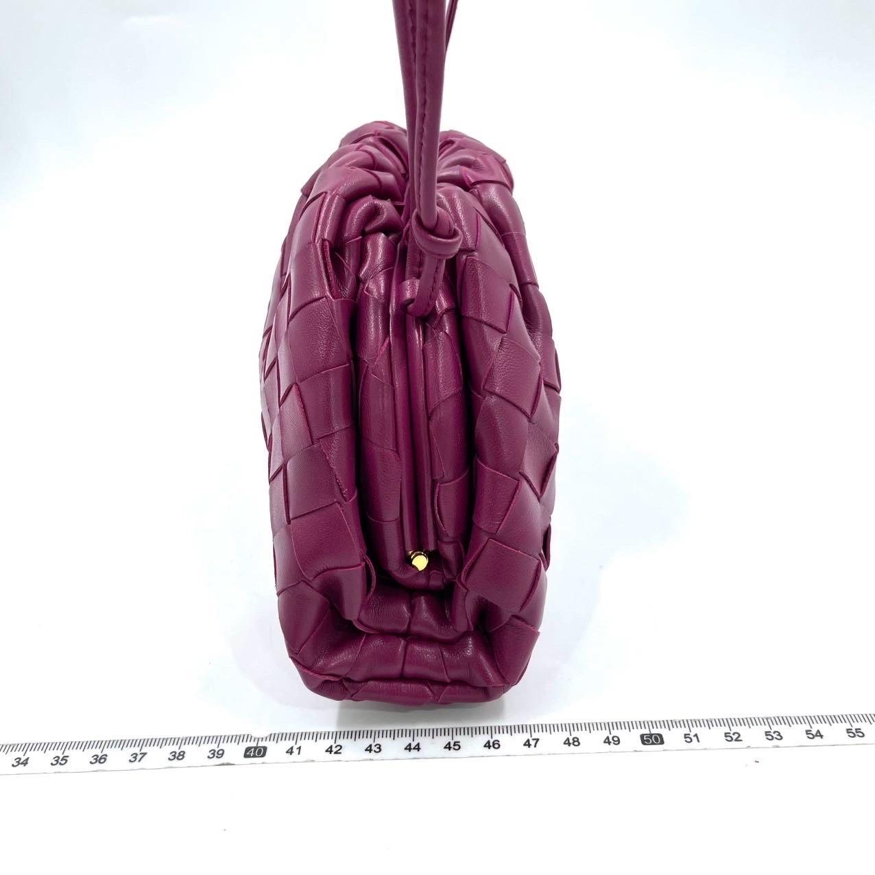 Bottega Veneta Pouch Mini Intrecciato Burgundy Lambskin Leather Crossbody Bag In New Condition For Sale In AUBERVILLIERS, FR