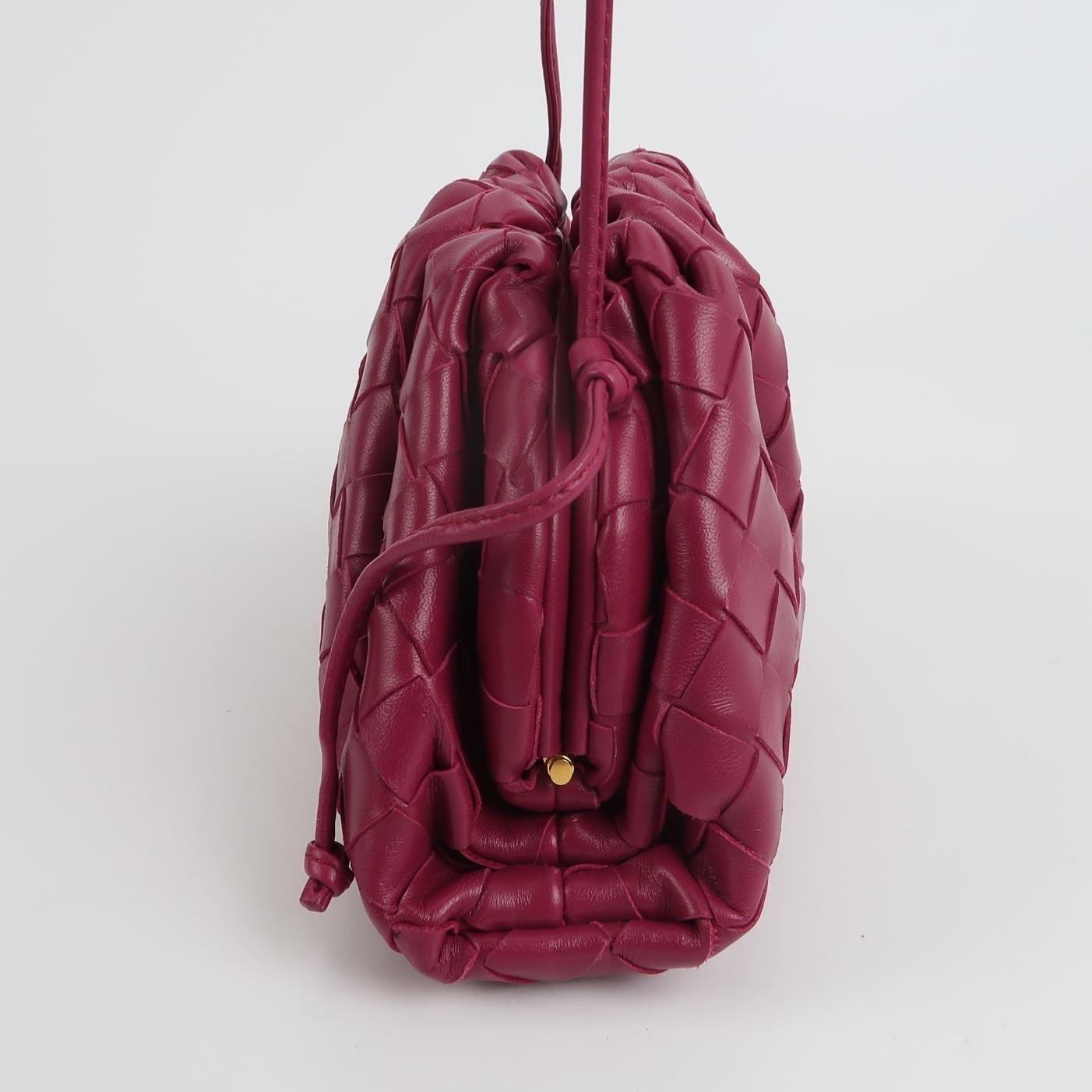 Bottega Veneta Pouch Mini Intrecciato Borgogna in pelle d'agnello Crossbody In condizioni Nuovo in vendita a AUBERVILLIERS, FR