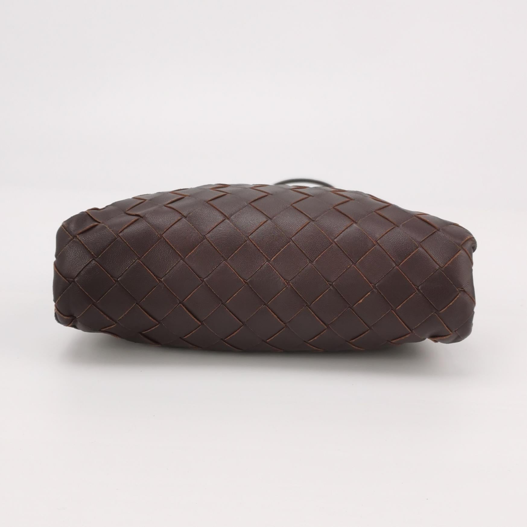 Bottega Veneta Pouch Mini Intrecciato Raisin Purple Brown Lambskin Crossbody In Excellent Condition For Sale In AUBERVILLIERS, FR