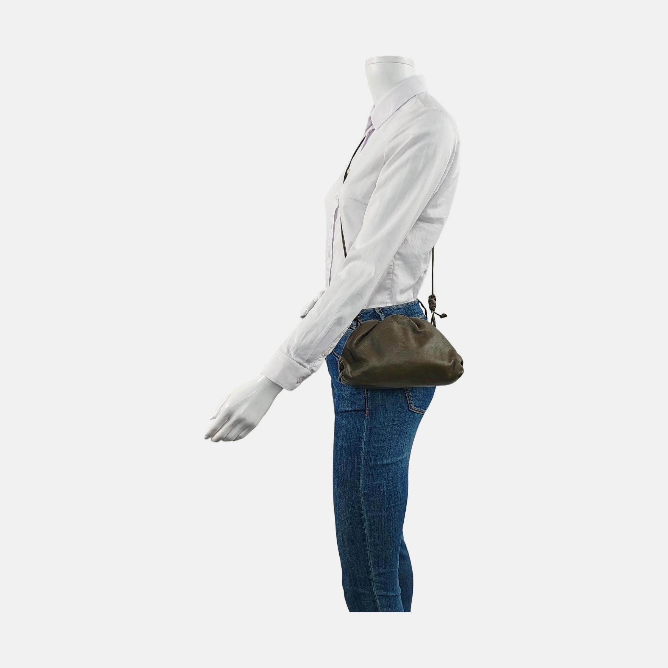 Discover the sophisticated luxury of the Bottega Veneta Pouch Mini. Revel in its stylish cult design, handcrafted in a luxurious nappa leather. Add a pop of colour to your outfit in all seasons and carry it as a pouch, under the shoulder, or