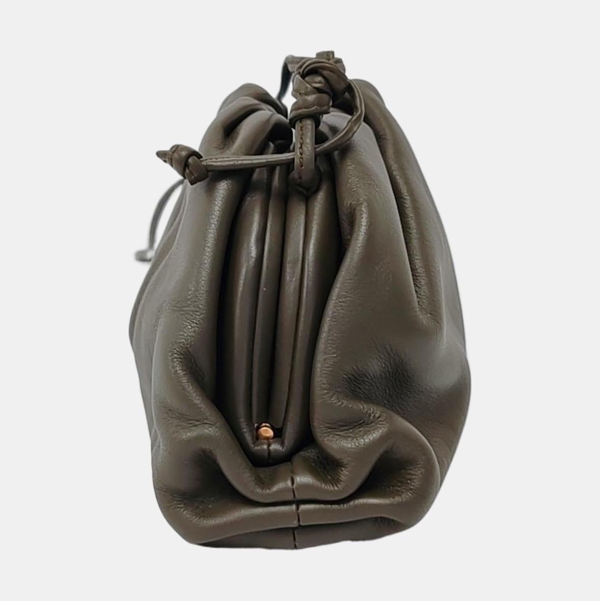 Bottega Veneta Pouch Mini Khaki Dark Green Lambskin Leather Crossbody Bag In Excellent Condition For Sale In AUBERVILLIERS, FR