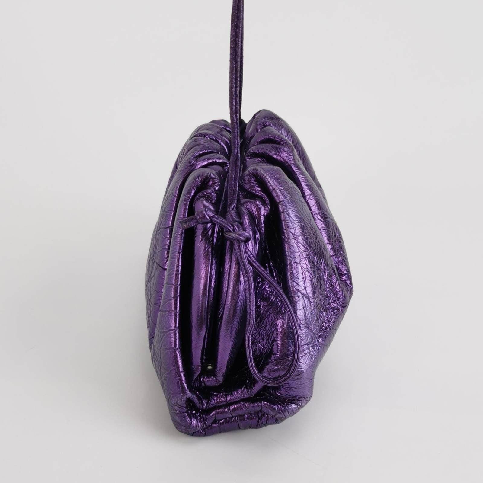 Bottega Veneta Pouch Mini Metallic Purple Leather In Good Condition In AUBERVILLIERS, FR