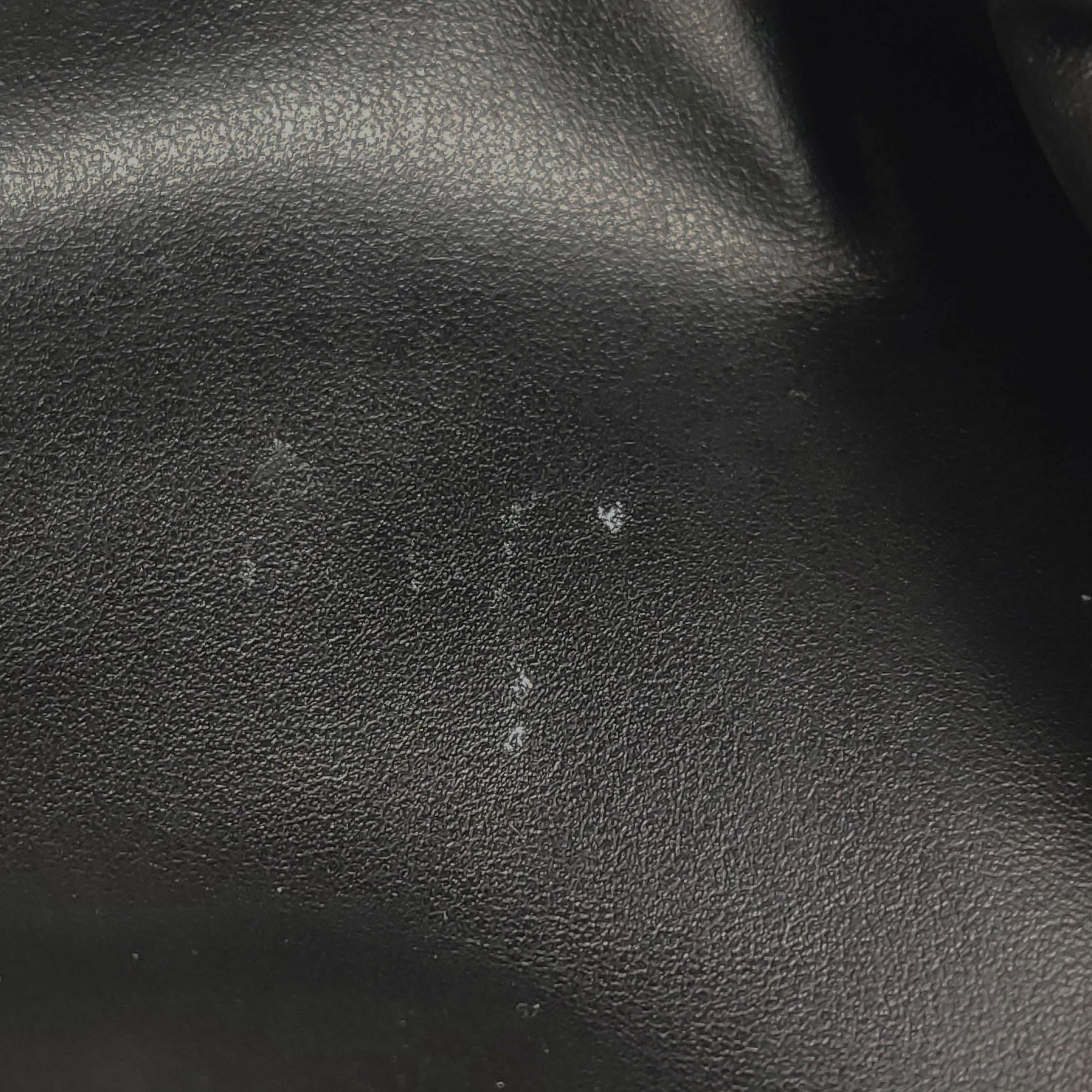 Bottega Veneta Pouch Mini sac à main en cuir Silver à motif de tronc d'arbre en vente 5