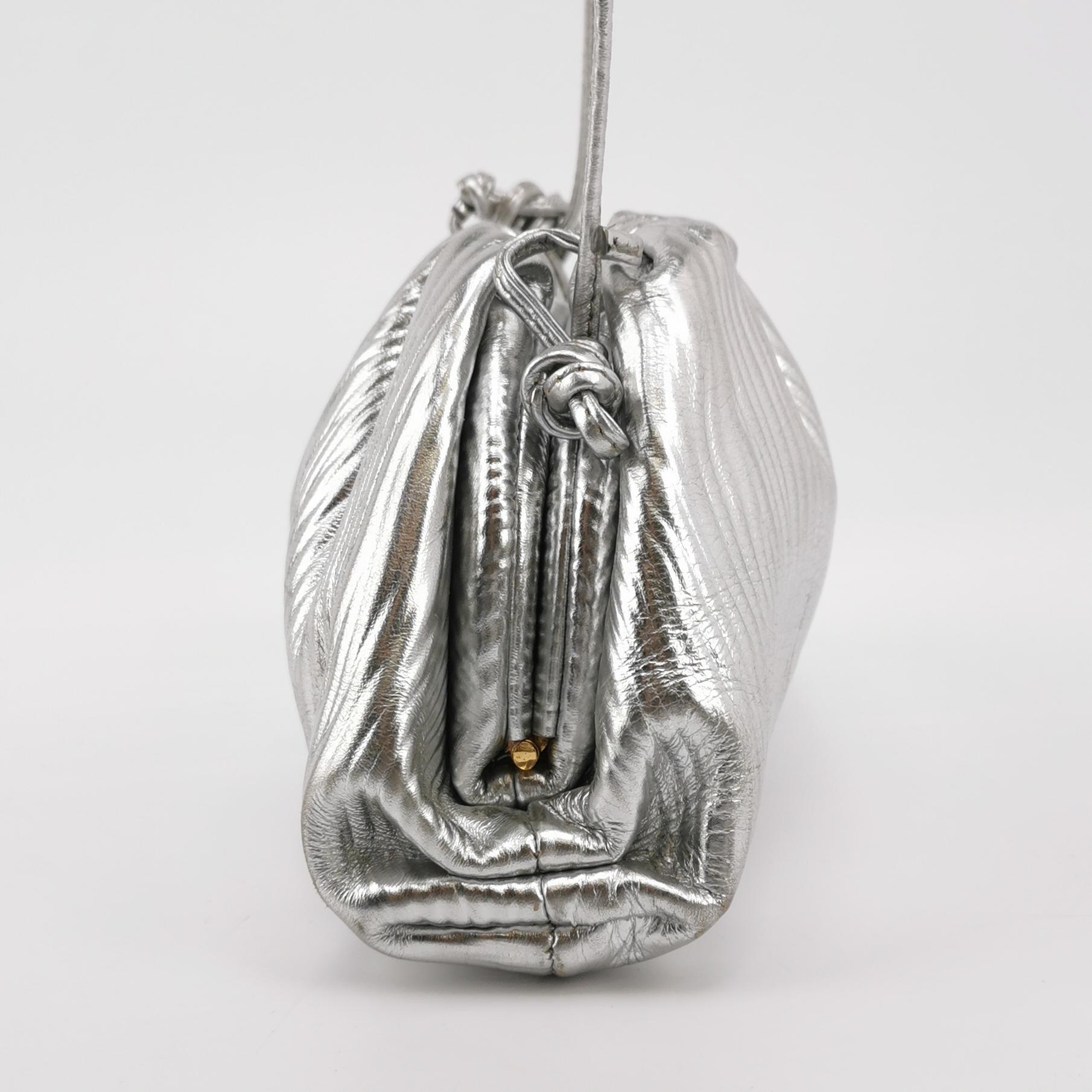 Bottega Veneta Pouch Mini sac à main en cuir Silver à motif de tronc d'arbre
Il s'agit de photos professionnelles du sac offert par Luxbags.
Découvrez le luxe sophistiqué de la pochette Mini de Bottega Veneta. Laissez-vous séduire par son design