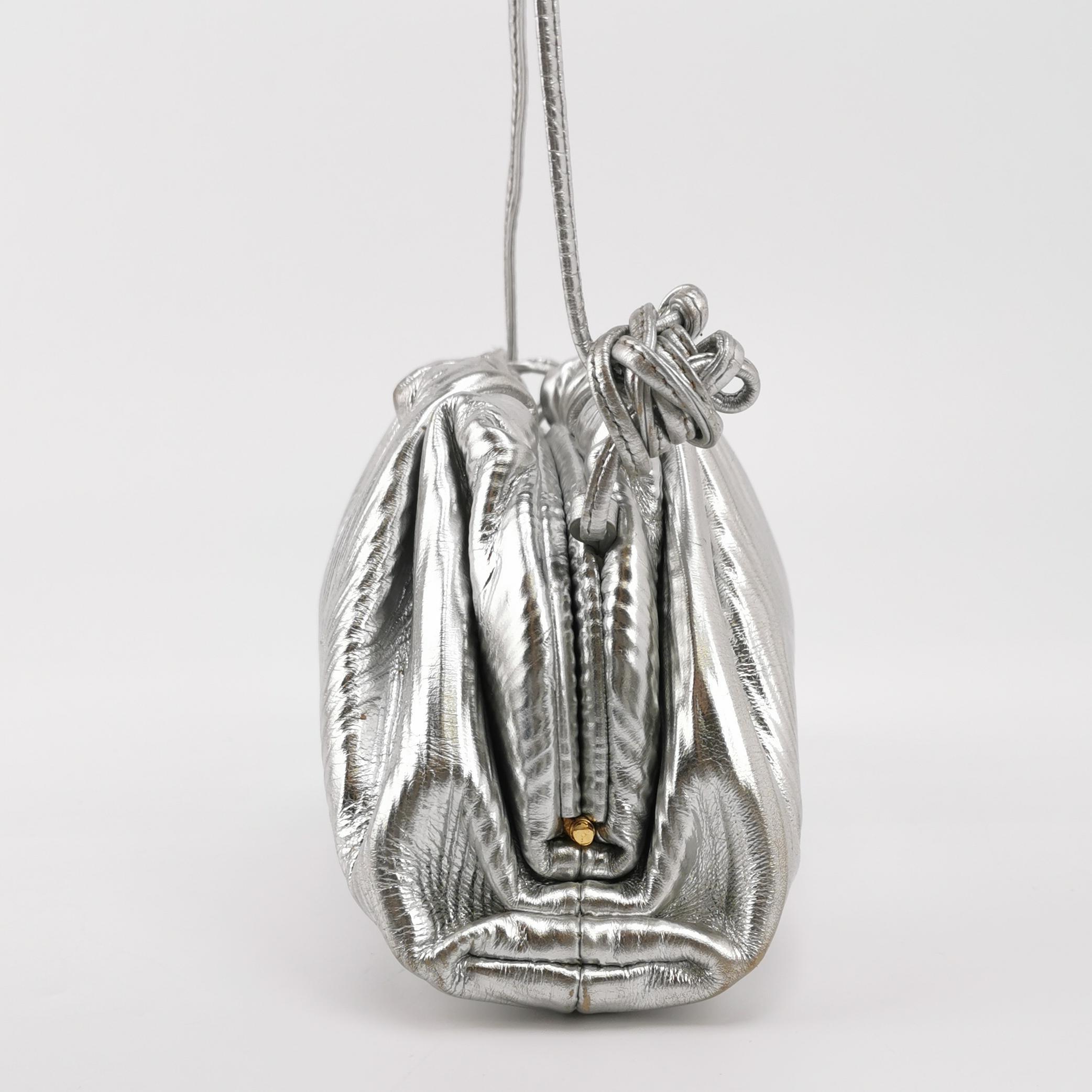 Argent Bottega Veneta Pouch Mini sac à main en cuir Silver à motif de tronc d'arbre en vente