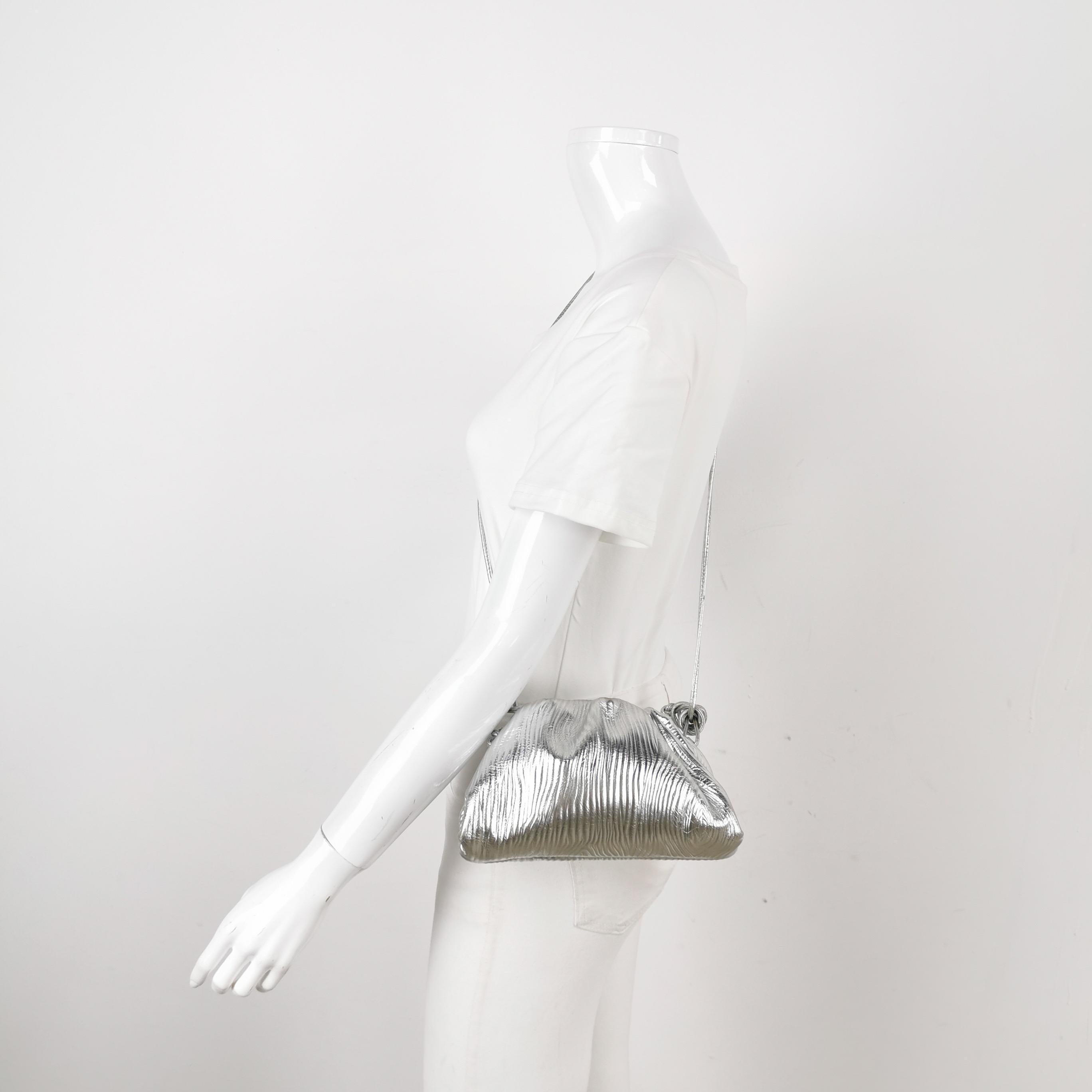 Bottega Veneta Pouch Mini sac à main en cuir Silver à motif de tronc d'arbre Bon état - En vente à AUBERVILLIERS, FR