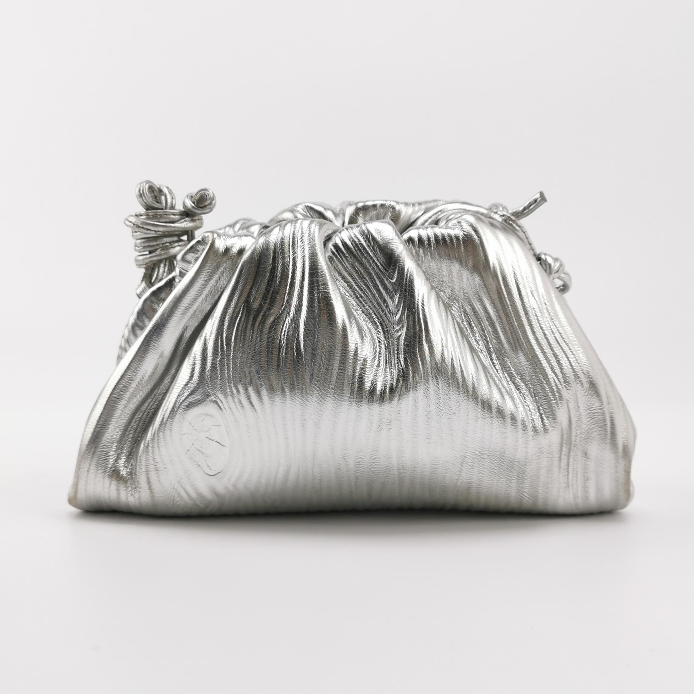 Bottega Veneta Pouch Mini sac à main en cuir Silver à motif de tronc d'arbre Pour femmes en vente