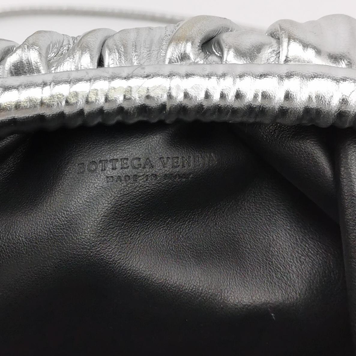 Bottega Veneta Pouch Mini sac à main en cuir Silver à motif de tronc d'arbre en vente 1