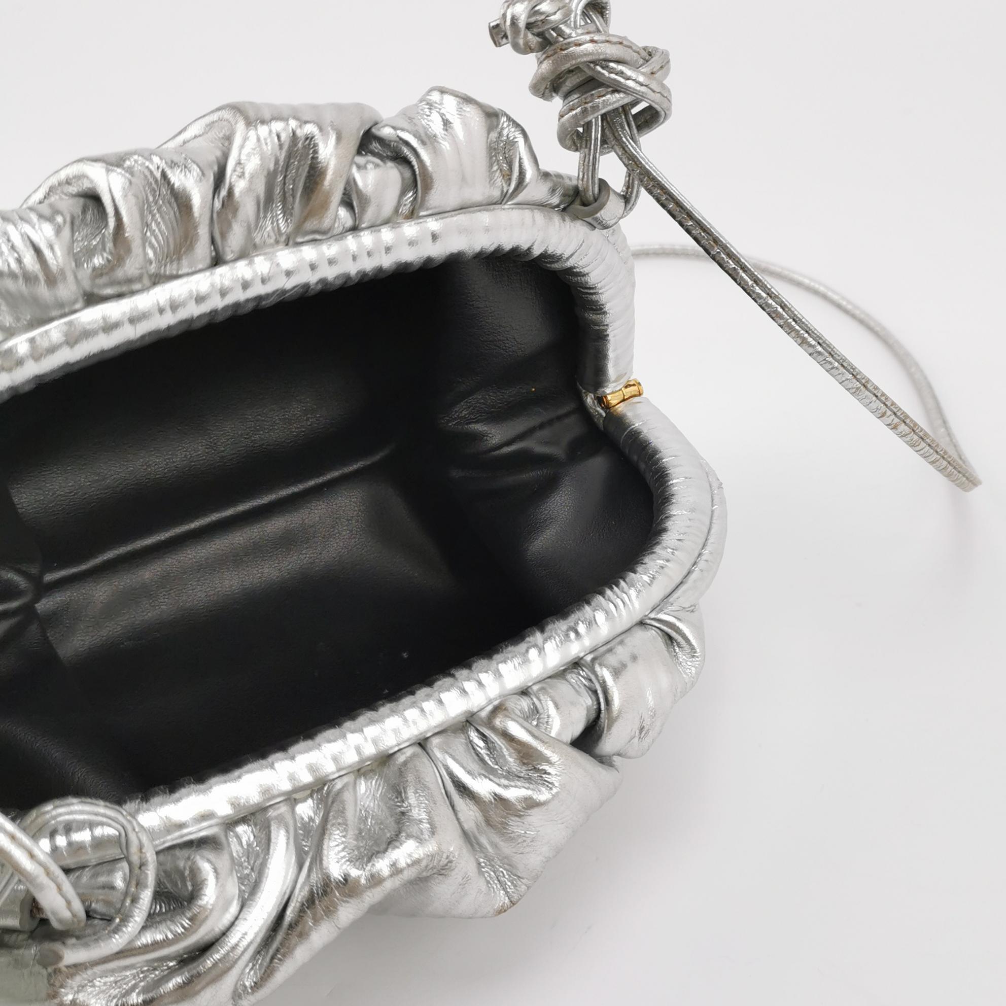 Bottega Veneta Pouch Mini sac à main en cuir Silver à motif de tronc d'arbre en vente 2