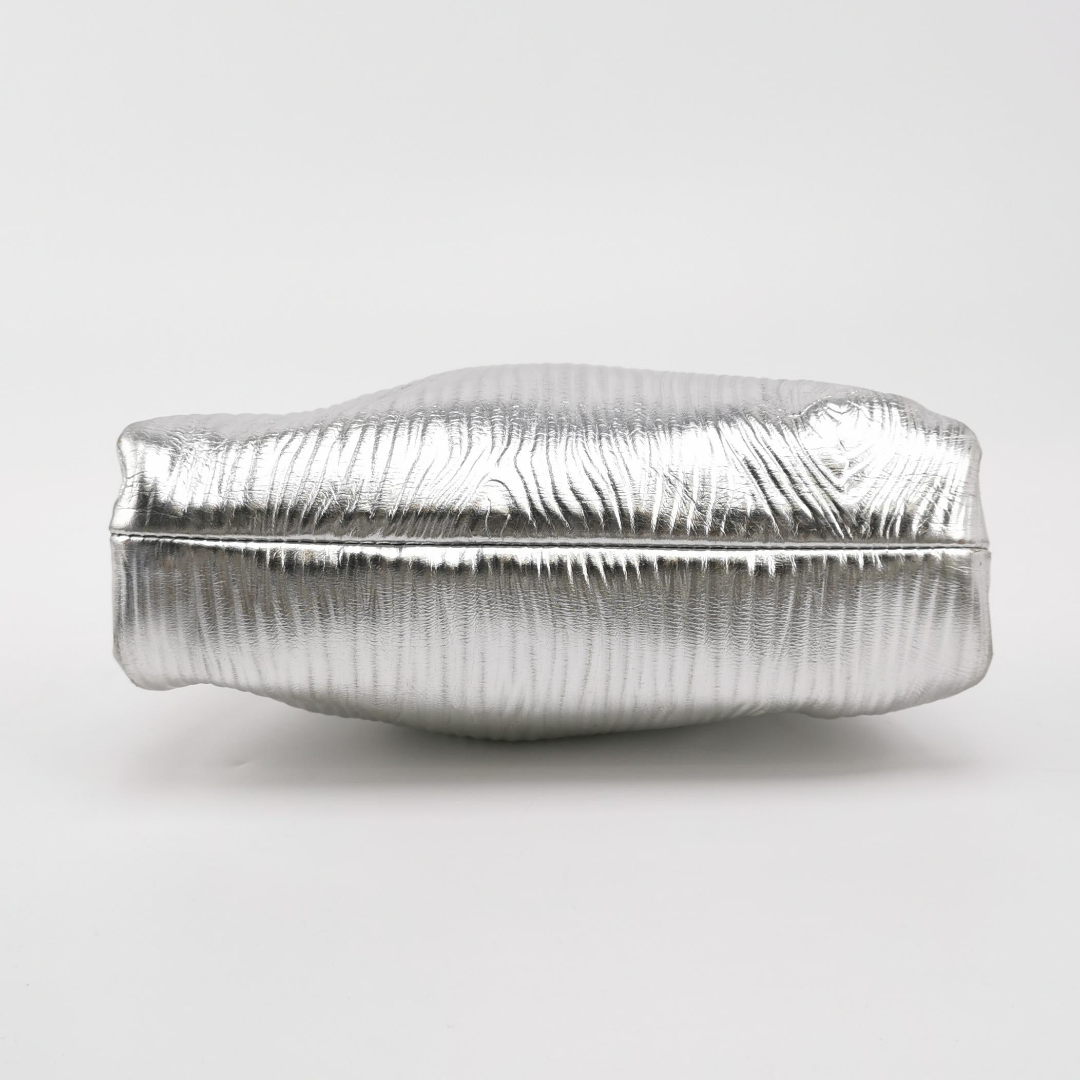 Bottega Veneta Pouch Mini sac à main en cuir Silver à motif de tronc d'arbre en vente 3