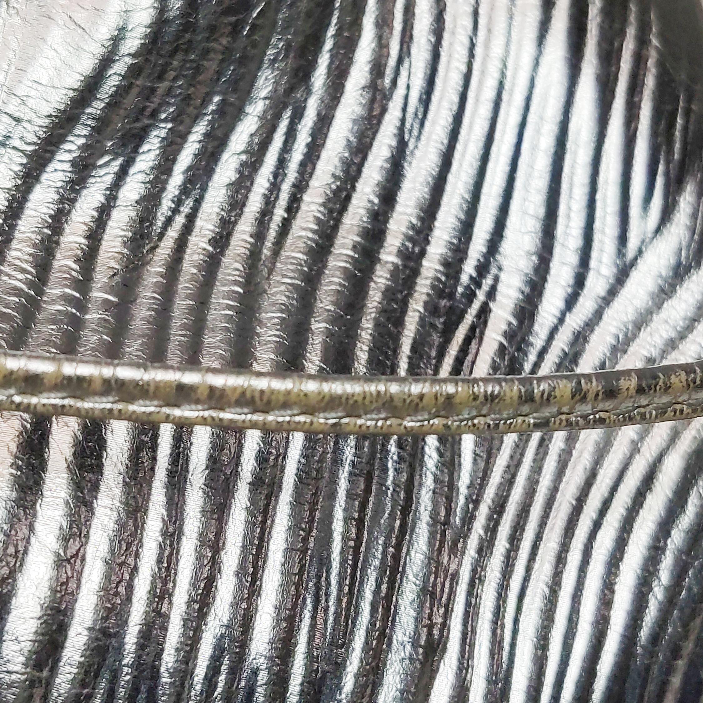 Bottega Veneta Pouch Mini sac à main en cuir Silver à motif de tronc d'arbre en vente 4