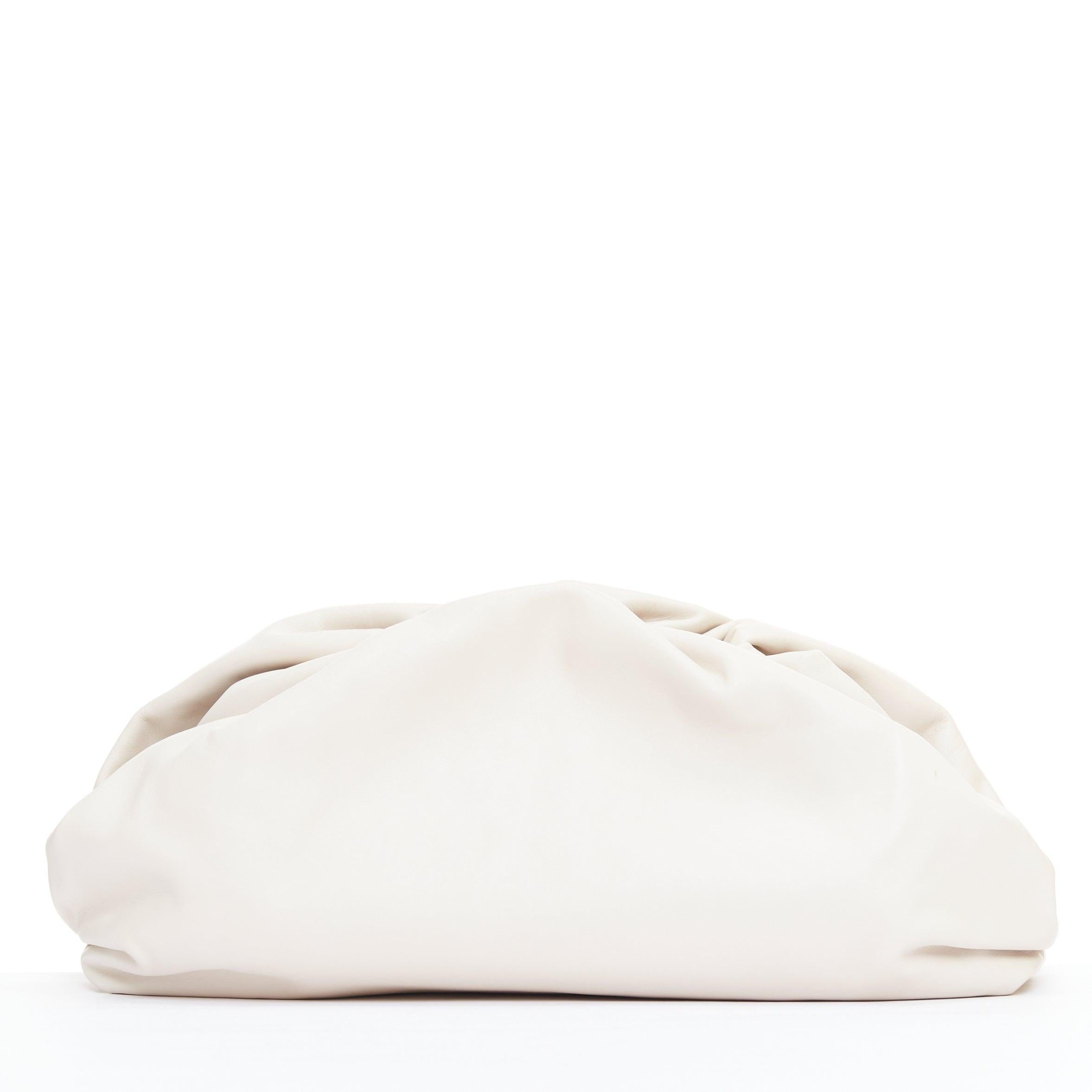 BOTTEGA VENETA Tasche aus cremefarbenem weichem Leder in Übergröße Damen im Angebot