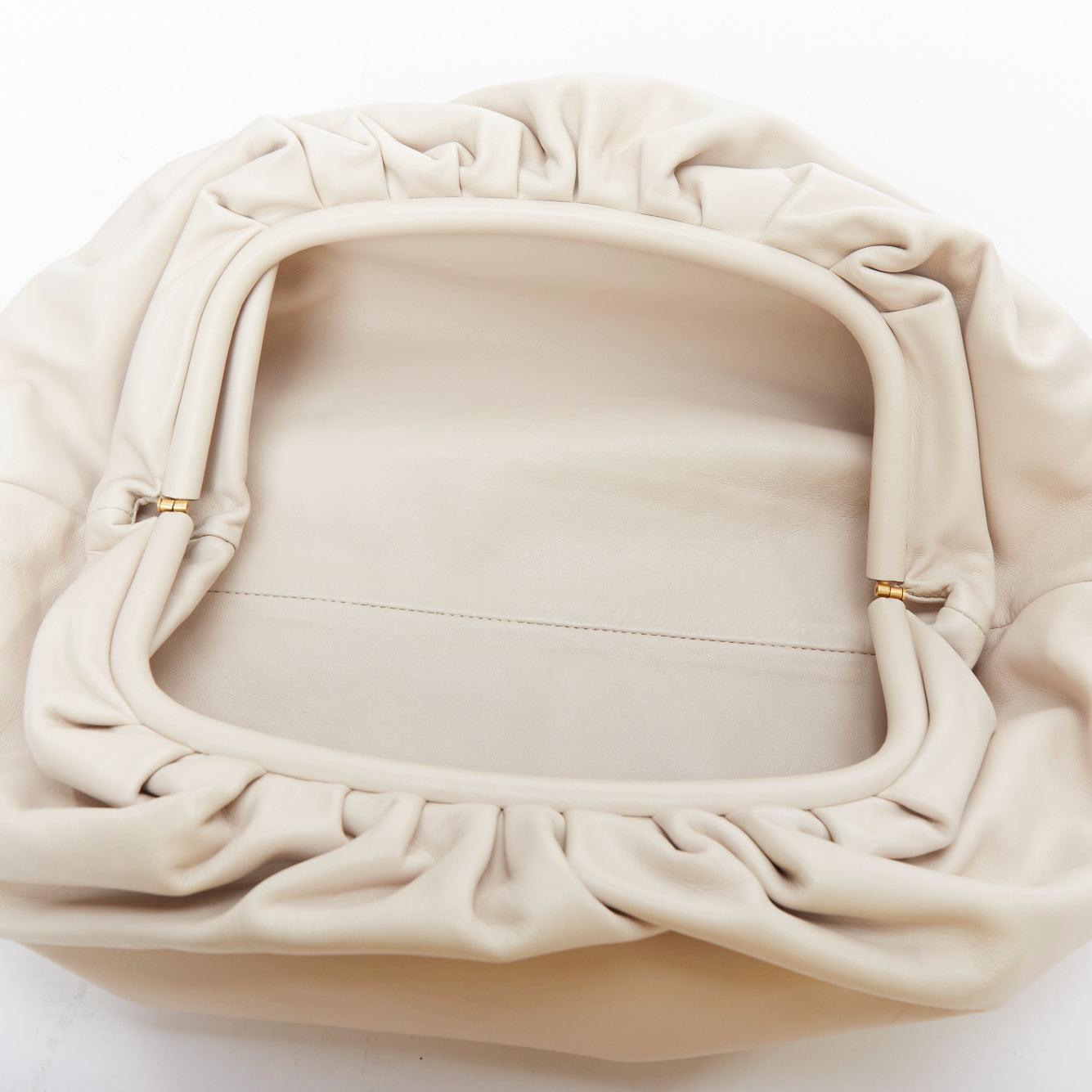 BOTTEGA VENETA Tasche aus cremefarbenem weichem Leder in Übergröße im Angebot 4