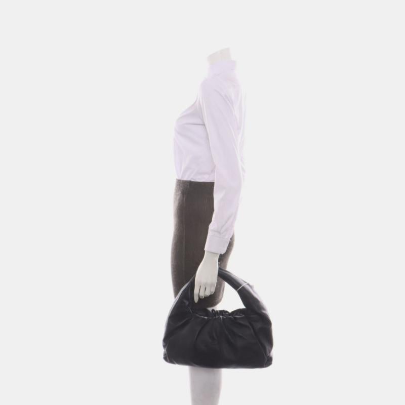 Bottega Veneta Marsupio con manico grande in pelle di vitello nera
 Queste sono foto professionali della borsa vera e propria.
 Scopri il lusso sofisticato del marsupio Bottega Veneta. Goditi il suo elegante design di culto, realizzato a mano in una
