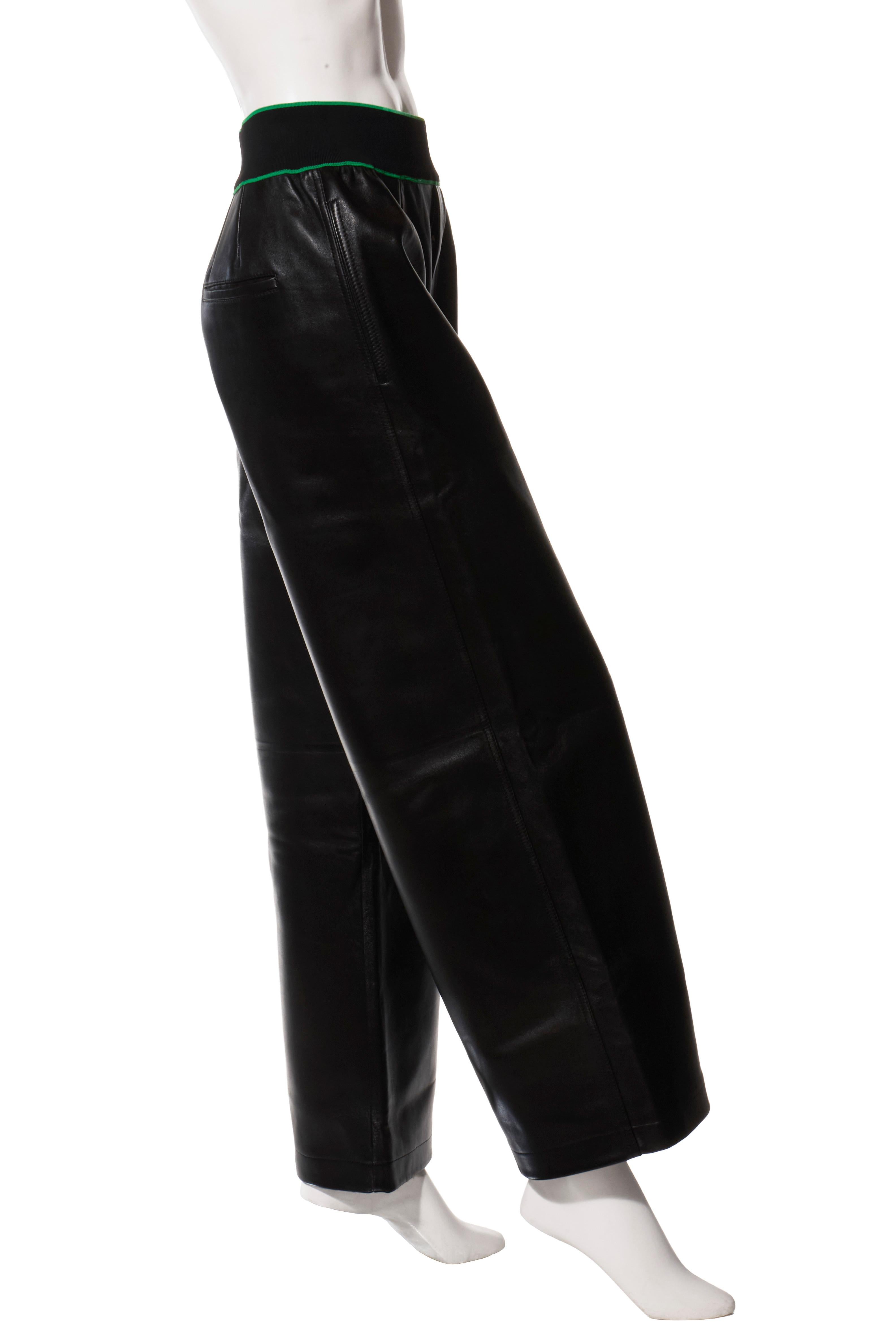 Bottega Veneta Pre-Fall 2021 Pantalón de pierna ancha de piel de cordero negra con ribete verde en la cintura - XS

Descripción:
De la colección Pre-Fall 2021 de Bottega Veneta, estos pantalones de pernera ancha están confeccionados en suave piel de