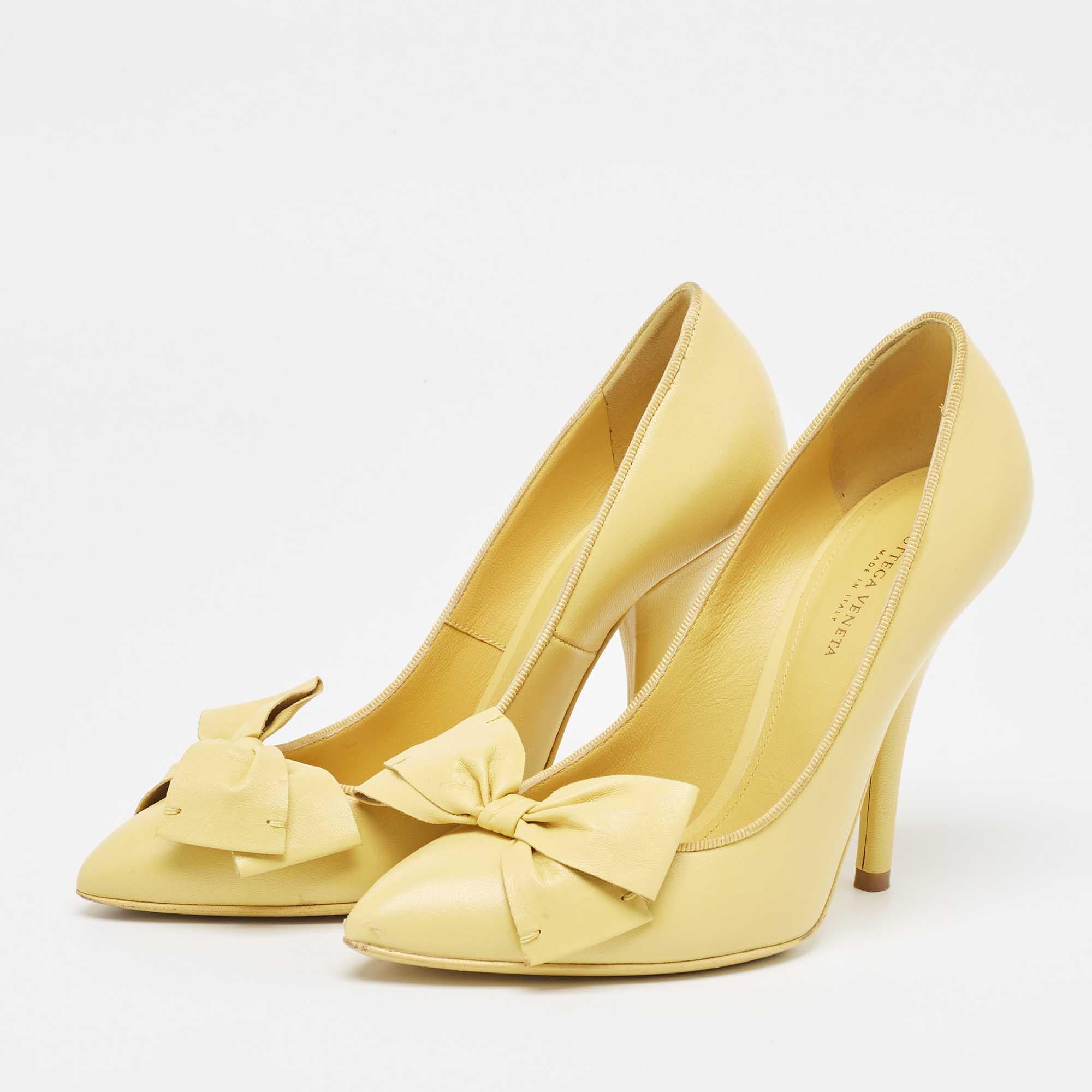 Setzen Sie mit diesen Designer-Pumps ein schickes Stil-Statement. Mit ihren robusten Absätzen und strapazierfähigen Sohlen sind sie perfekt für Ihre modischen Ausflüge

