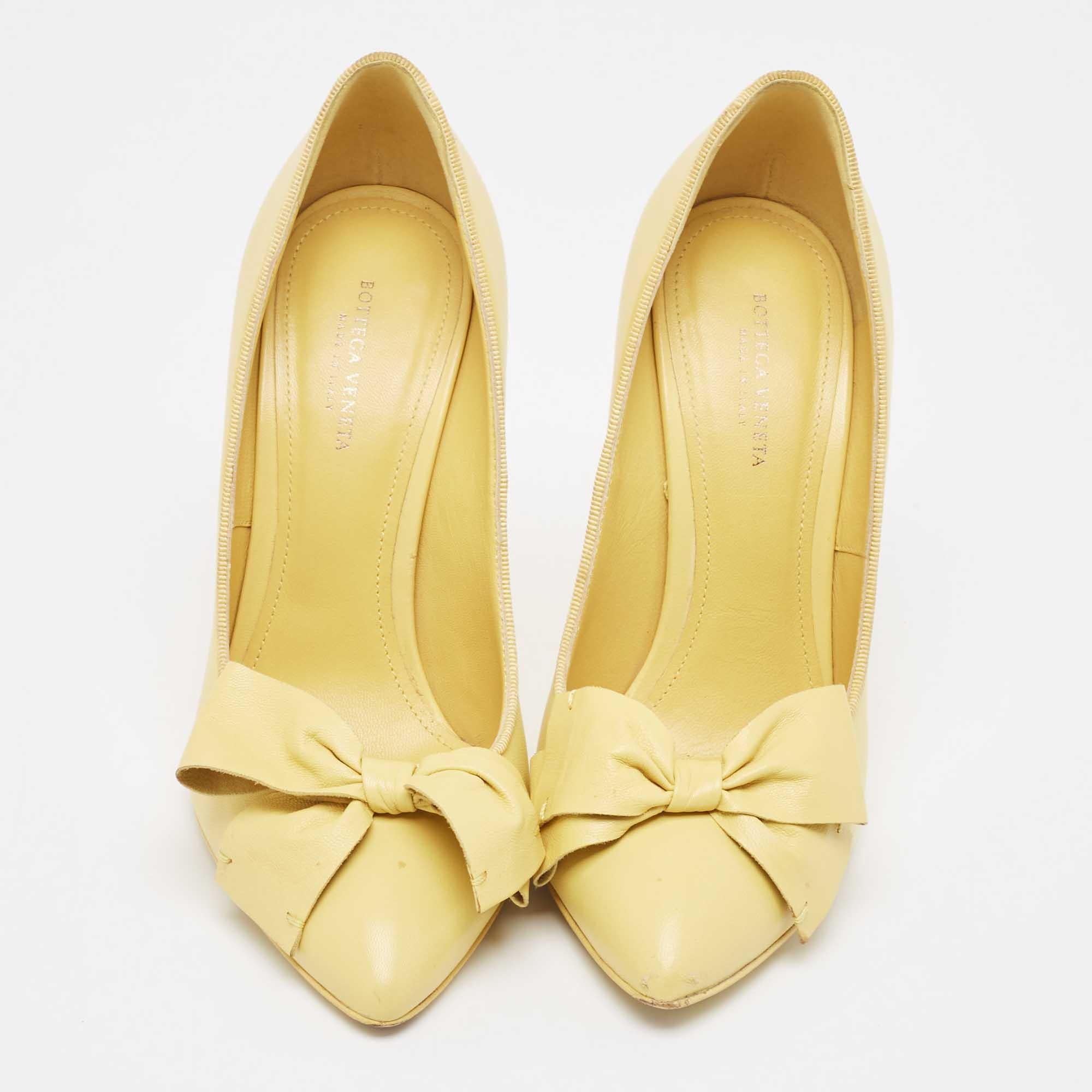 Bottega Veneta Primerose Gelbe Leder Pumps mit Schleife verschönert Größe 35 im Zustand „Gut“ im Angebot in Dubai, Al Qouz 2
