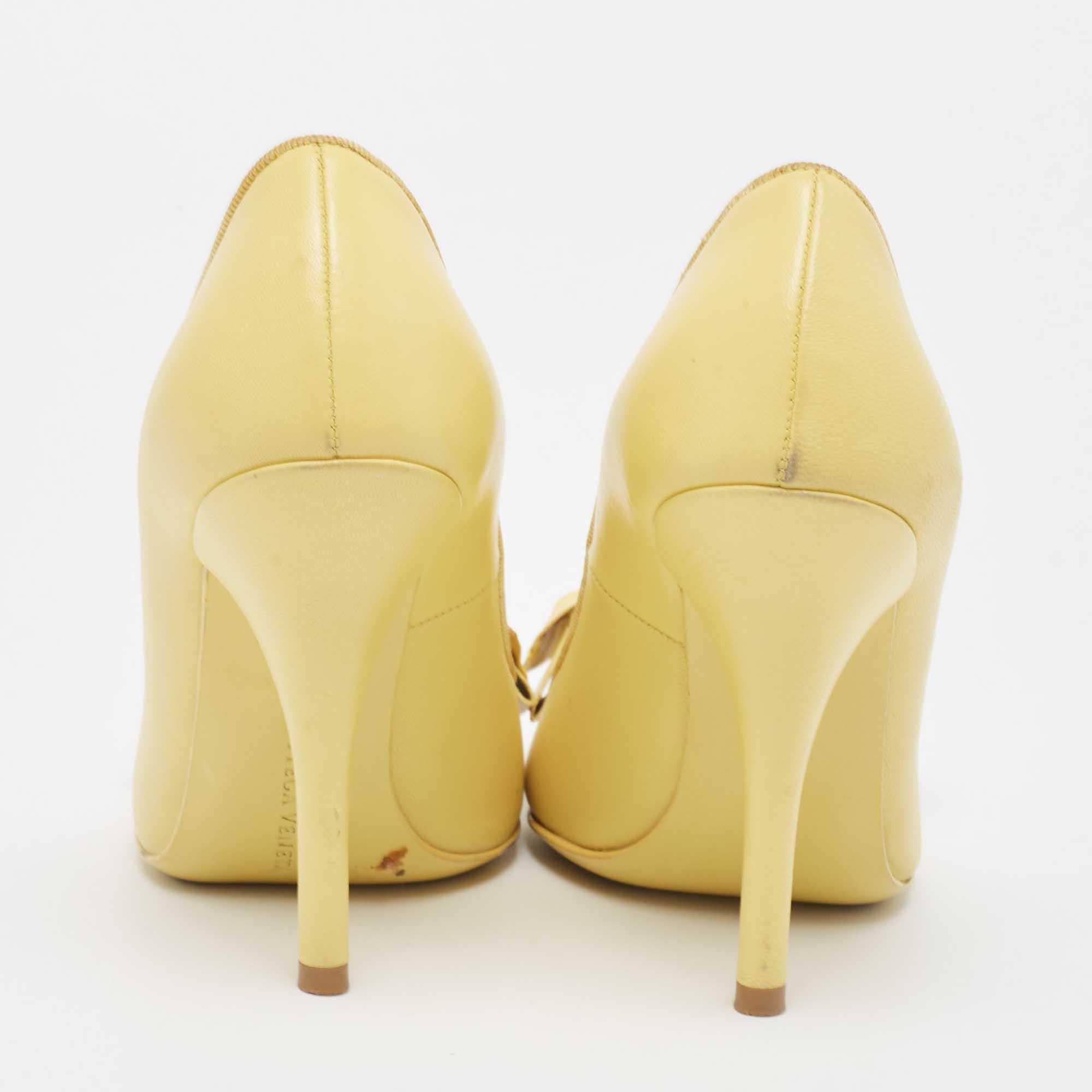 Bottega Veneta Primerose Gelbe Leder Pumps mit Schleife verschönert Größe 35 im Angebot 1