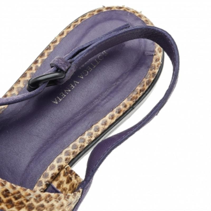 Ces sandales plates de la maison Bottega Veneta sont faites pour orner vos pieds. Confectionnées en daim beige violet et en cuir de python, elles sont dotées de ferrures noires et d'un talon aiguille. Ces sandales sont parfaites pour un usage